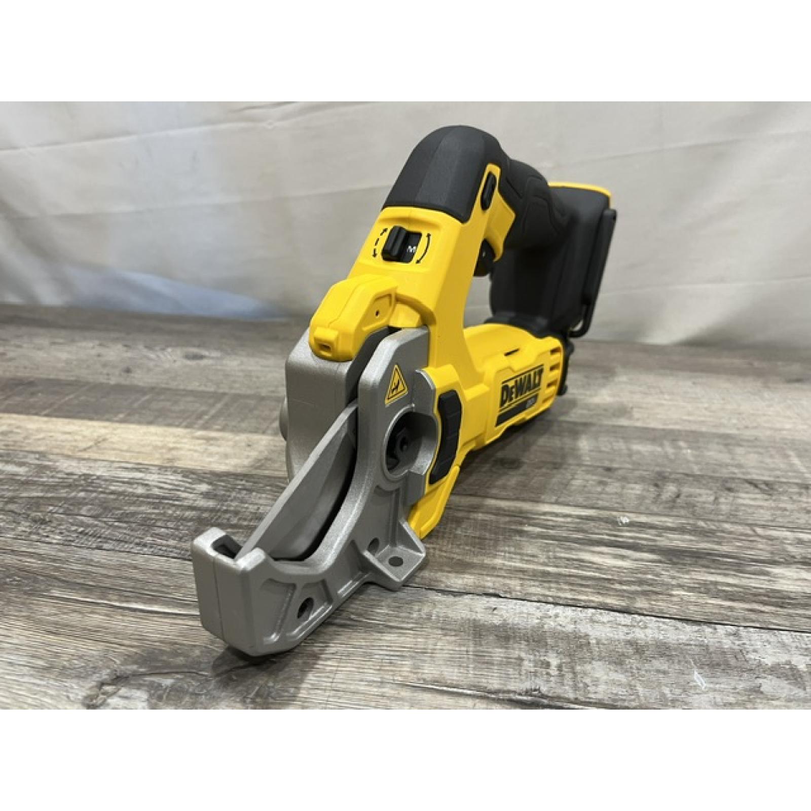 NEW - DEWALT 20V MAX Cordless Plastic Tubing Cutter (Tool Only)
