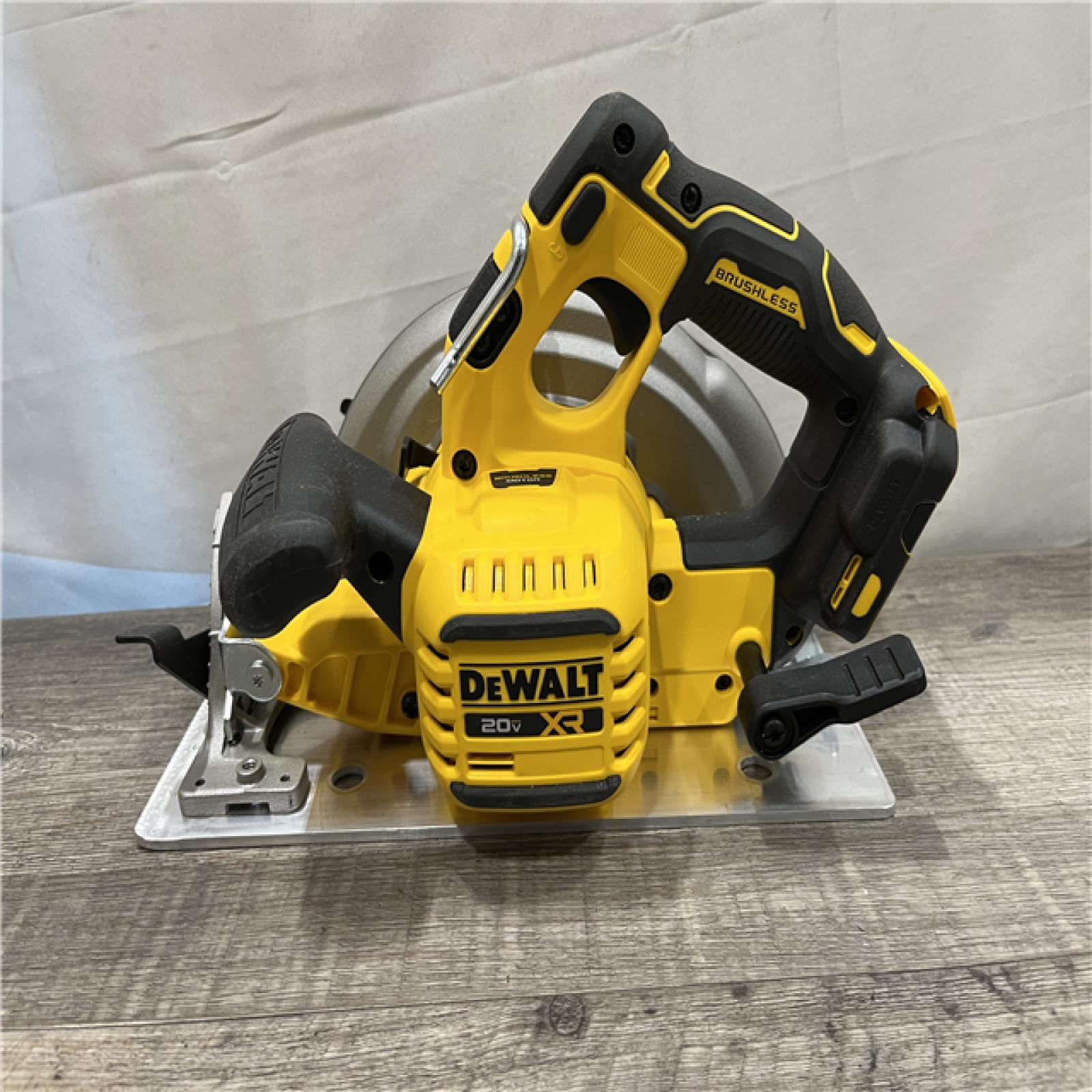 AS-IS DEWALT 20-Volt MAX 7-1/4 in. Cordless Circular Saw (Tool Only)
