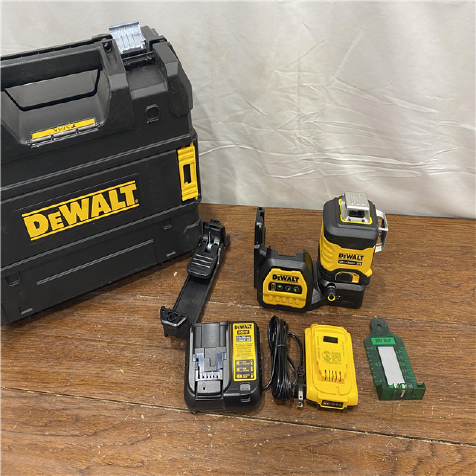 AS-IS DEWALT DCLE34030G 20V MAX XR Lithium-Ion Cordless 3X 360 Green Beam Line Laser (Tool Only)