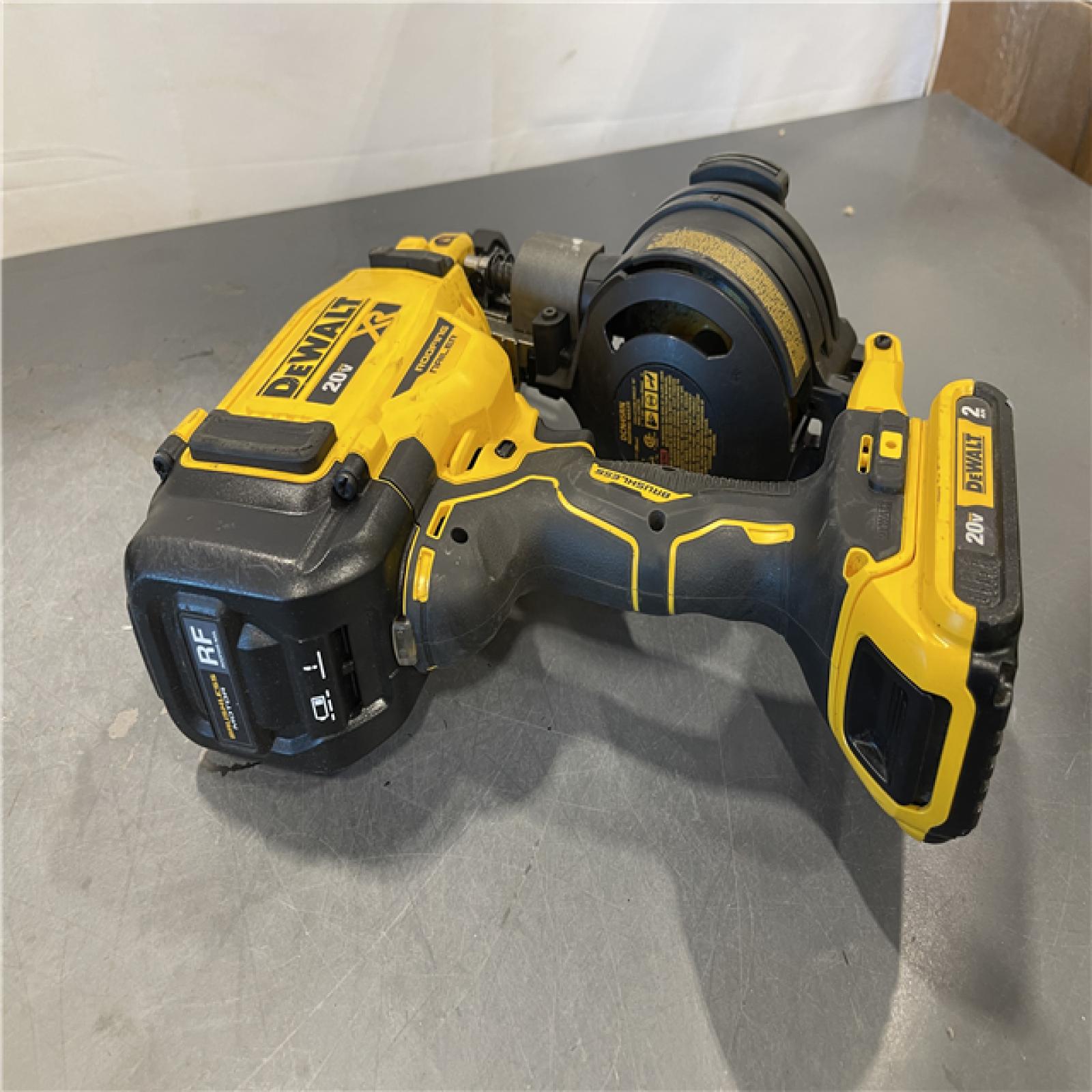 AS-IS- DEWALT 20V MAX Lithium-Ion 15-Degree Electric Cordless Roofing Nailer Kit