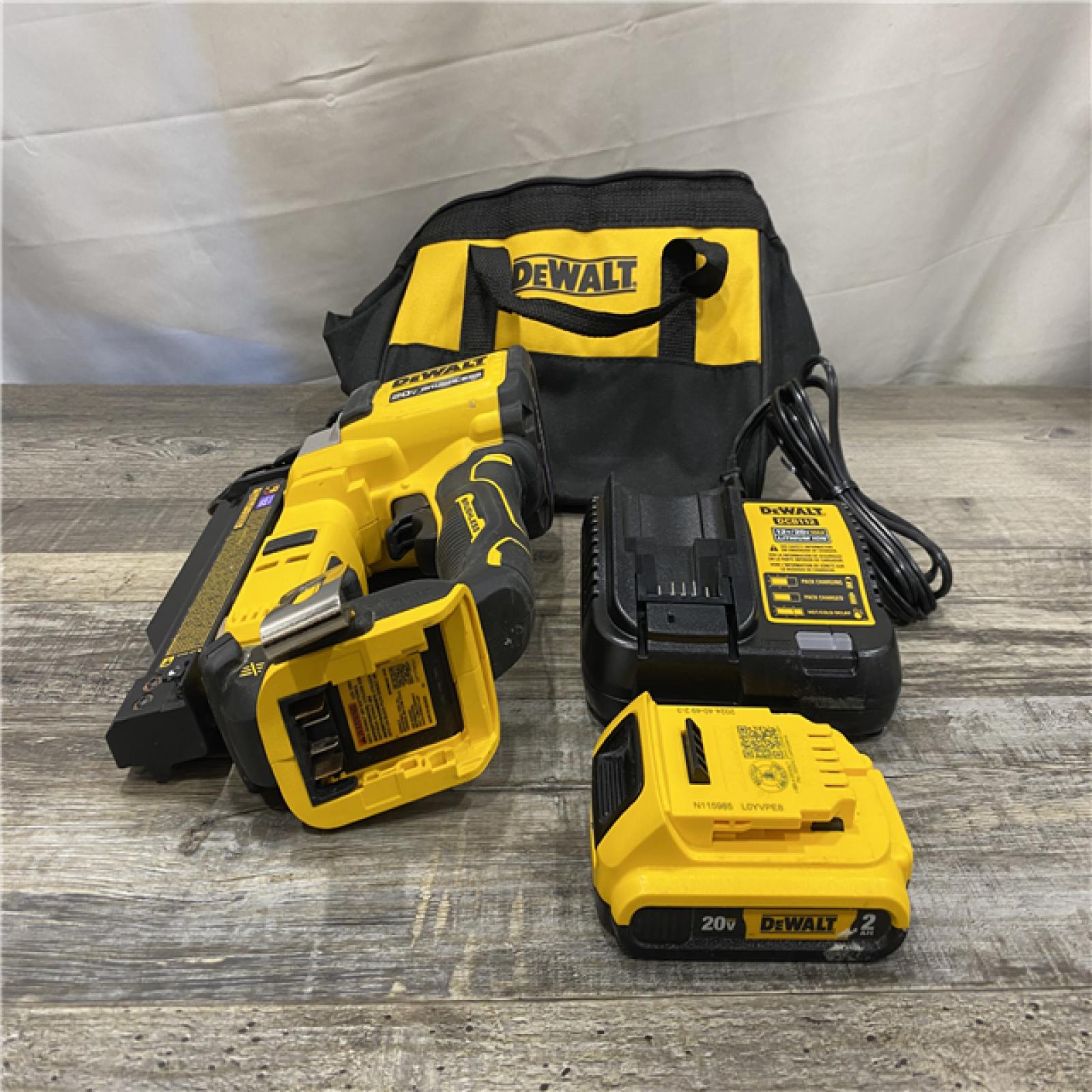 AS-IS DEWALT ATOMIC 20V MAX Lithium Ion Cordless 23 Gauge Pin Nailer Kit