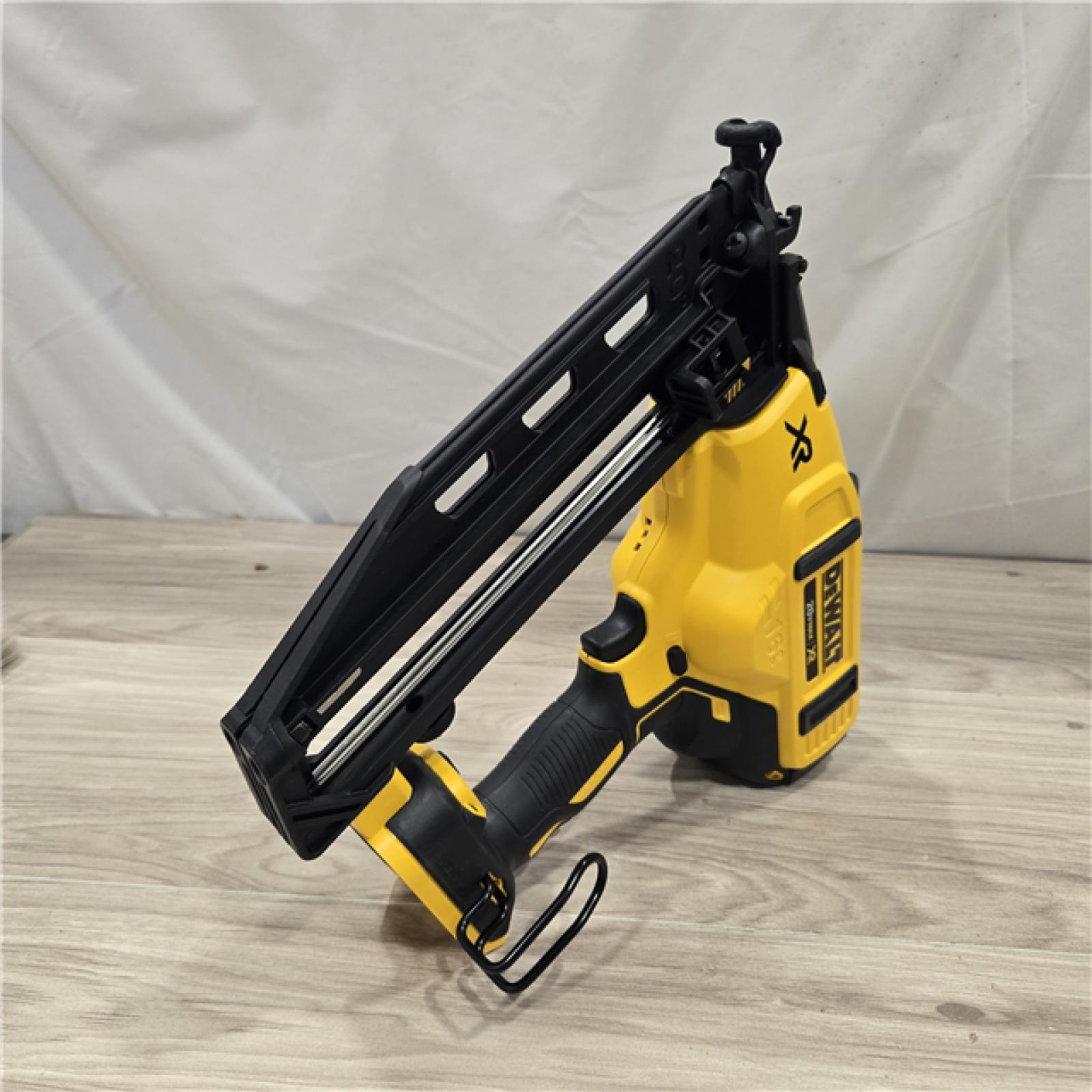 AS-IS DeWalt 20V 16 Gauge Cordless Angled Finish Nailer Kit