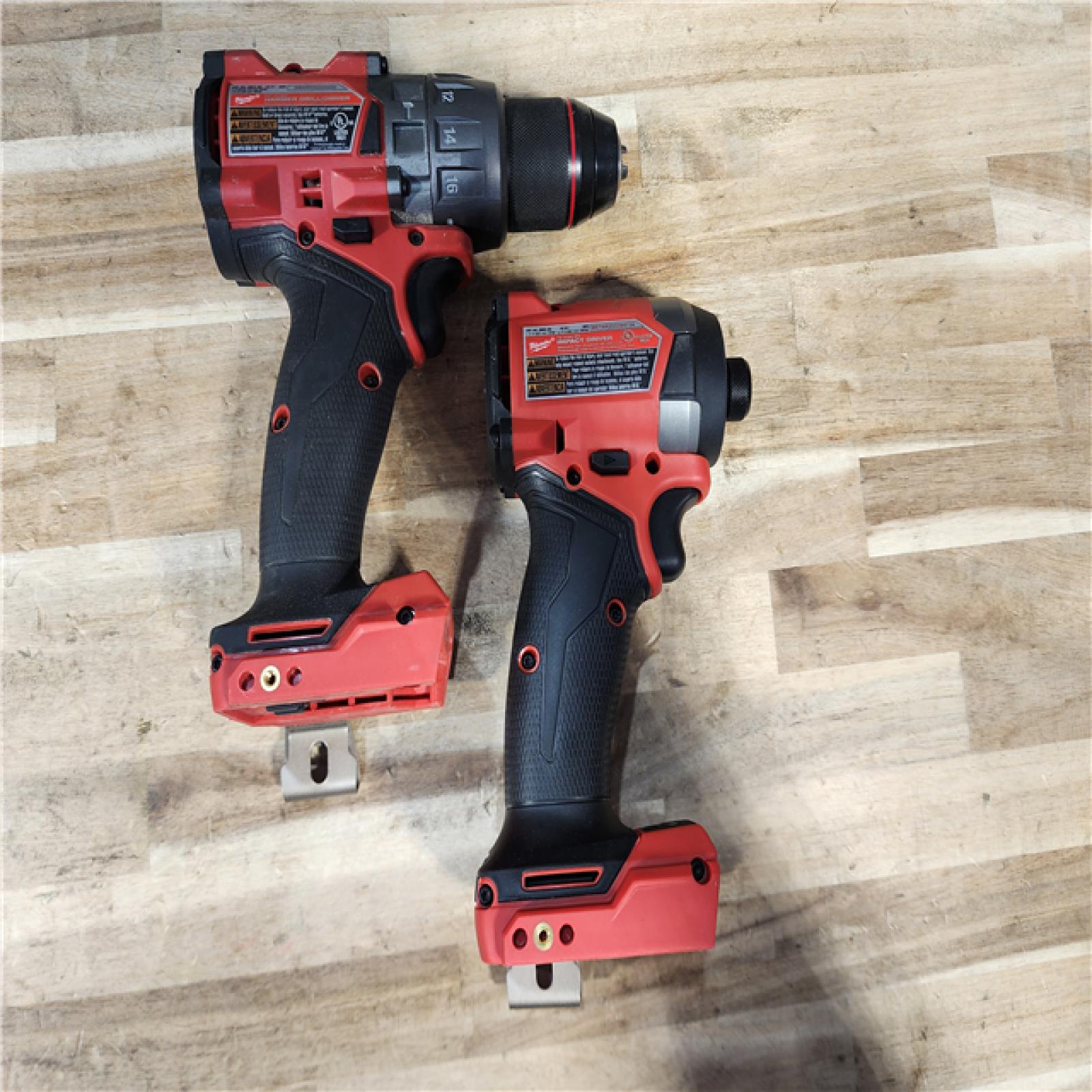 HOUSTON LOCATION - AS-IS MILWAUKEE 2 TOOL COMBO KIT W/ (2) BATTERY & CHARGER