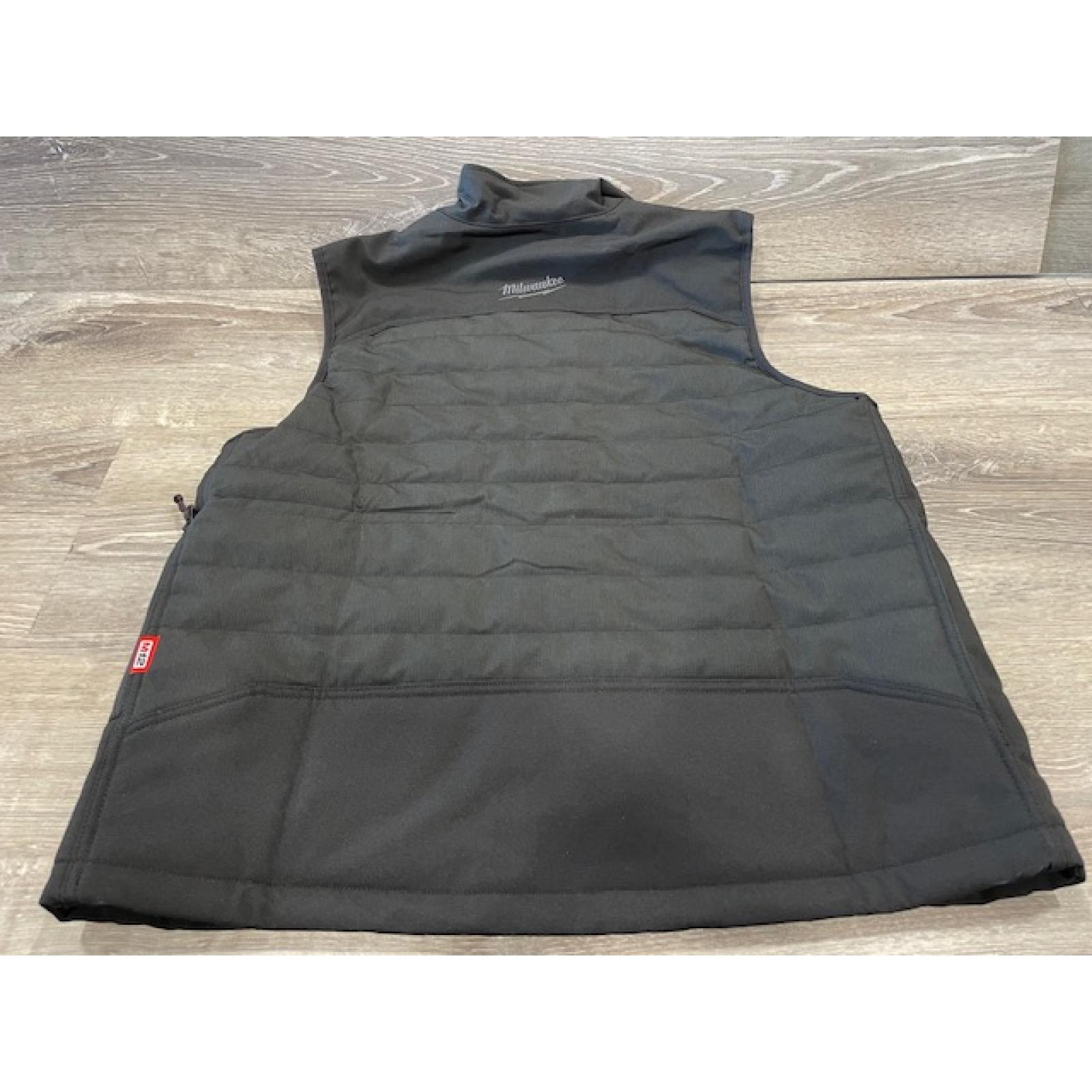 AS-IS Milwaukee Men's Medium M12 12V Lithium-Ion Cordless AXIS Black Heated Vest Kit