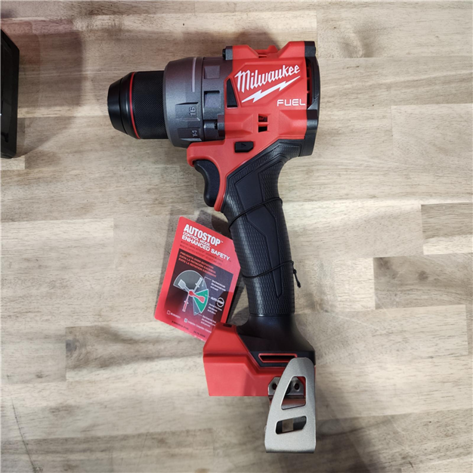 HOUSTON LOCATION - AS-IS (APPEARS LIKE NEW) Milwaukee M18 FUEL Lithium-Ion Brushless Cordless 1/2 Drill/Driver Kit