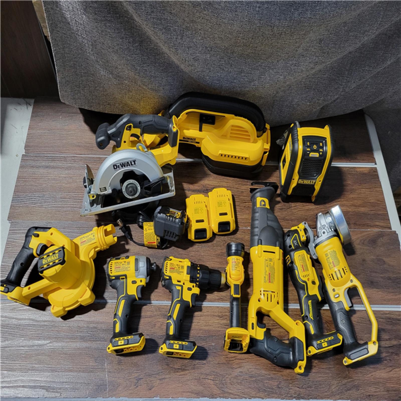 CALIFORNIA NEW DEWALT 10-TOOL COMBO KIT(BATTERIES,CHARGER,AND BAGS INCLUDED)
