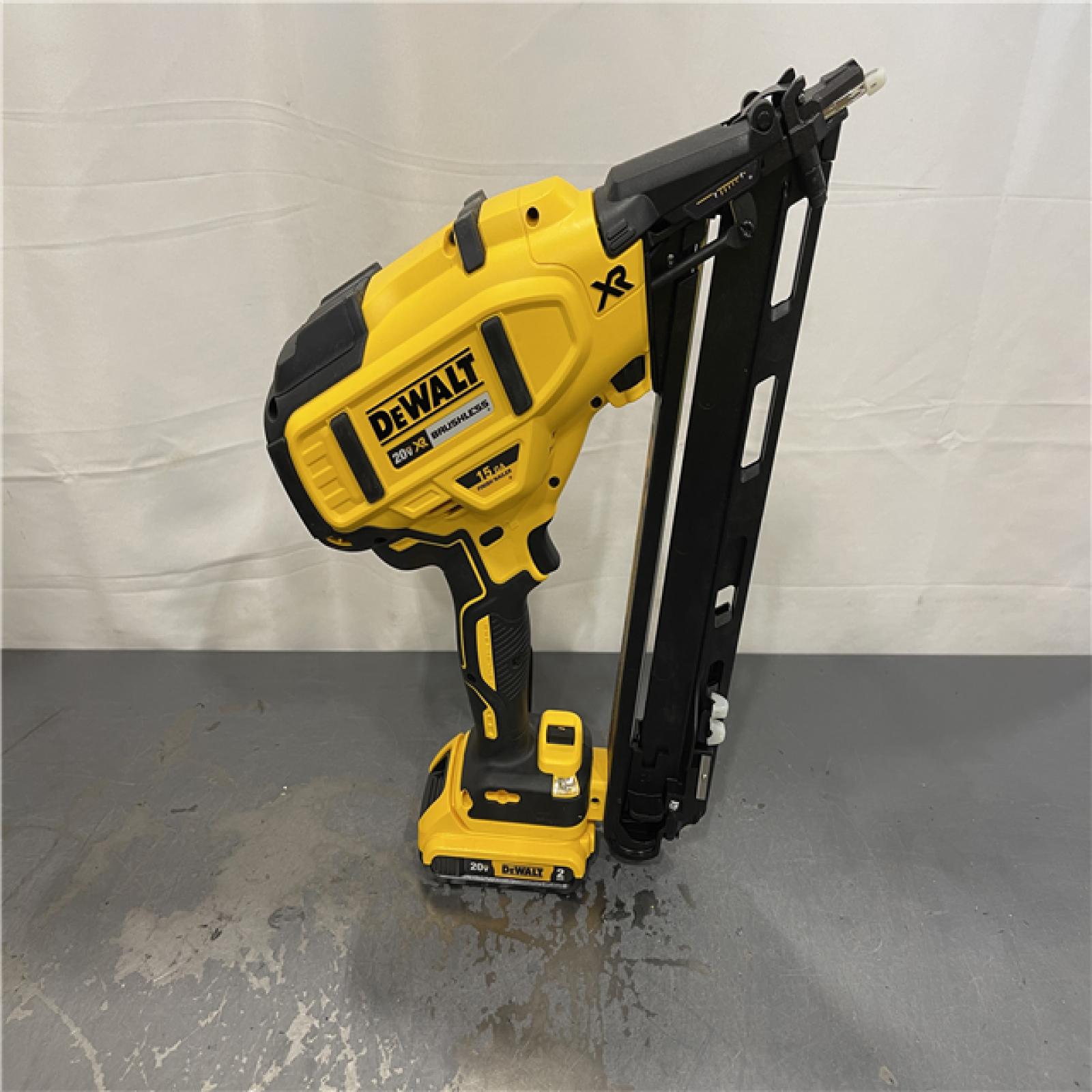 AS-IS - DEWALT 20V MAX XR Lithium-Ion Cordless 2-1/2 in. 15-Gauge Finish Nailer Kit