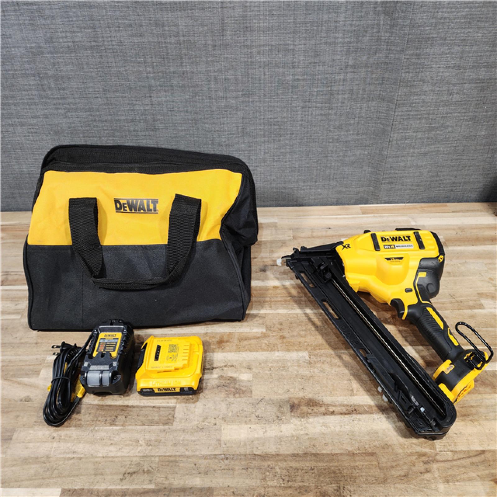 HOUSTON LOCATION - AS-IS DEWALT 20V MAX XR Lithium-Ion Cordless 2-1/2 in. 15-Gauge Finish Nailer Kit