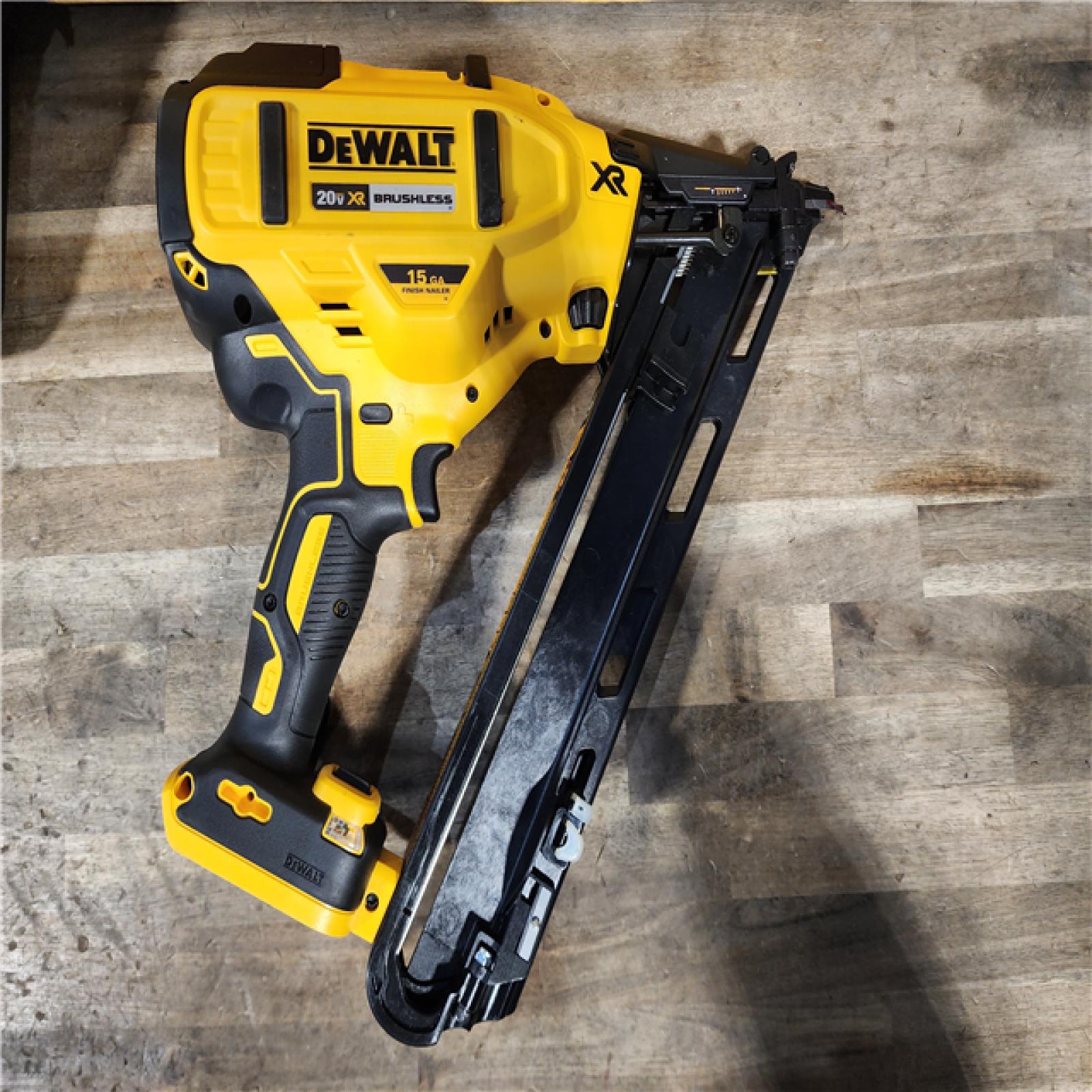 HOUSTON LOCATION - AS-IS DeWalt 15 GA ANGLED FINISH NAILER KIT W/ BATTERY & CHARGER