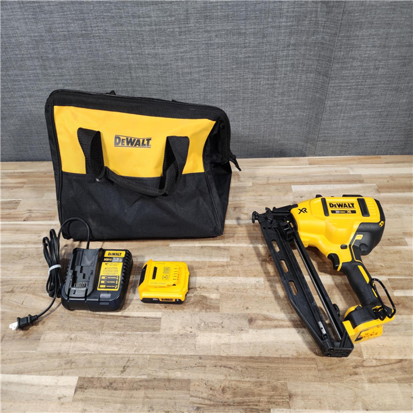 HOUSTON LOCATION - AS-IS DEWALT 20V MAX XR 16-Gauge Electric Cordless Angled Finishing Nailer Kit
