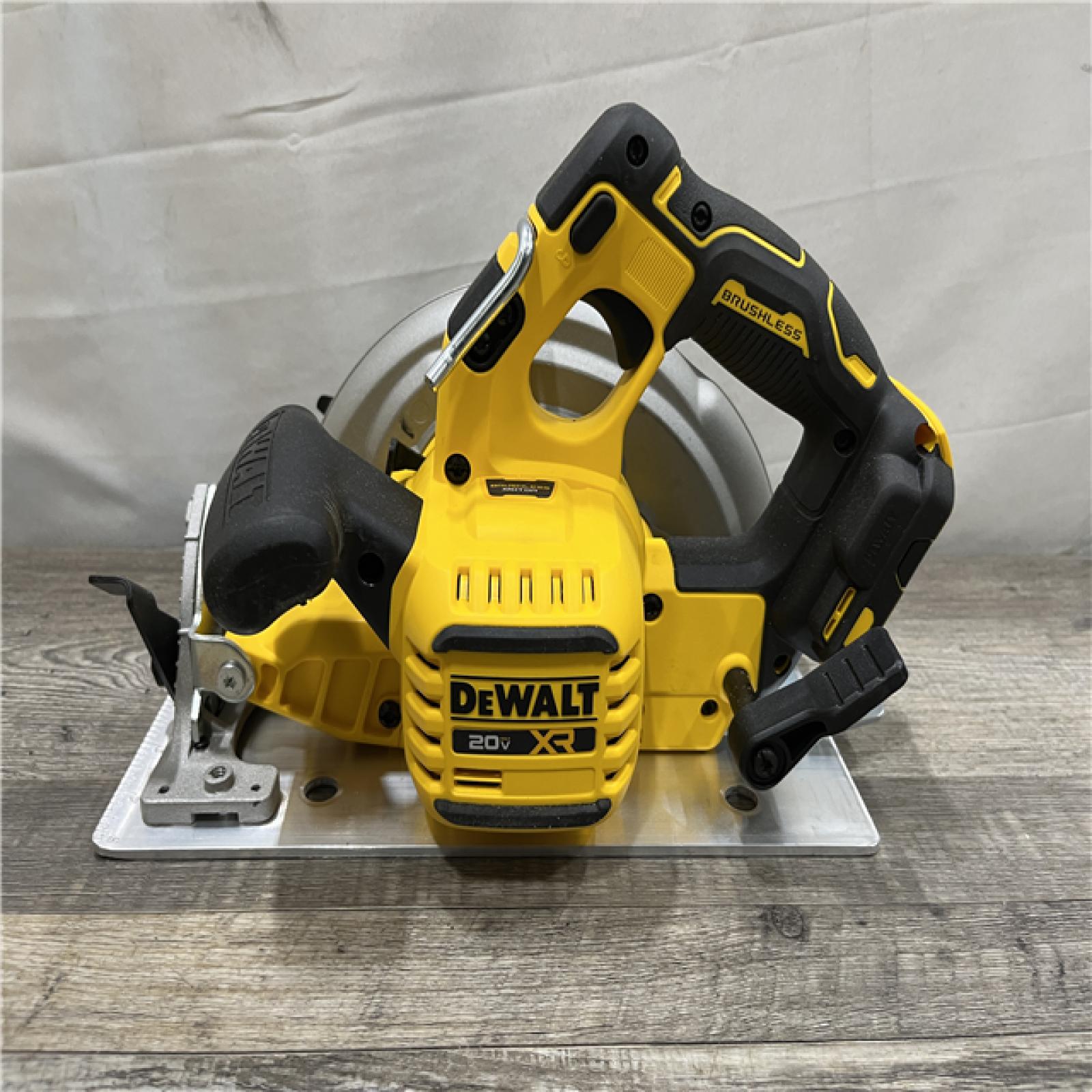 AS-IS DEWALT 20V MAX Lithium-Ion 7-1/4 in. Cordless Circular Saw Kit