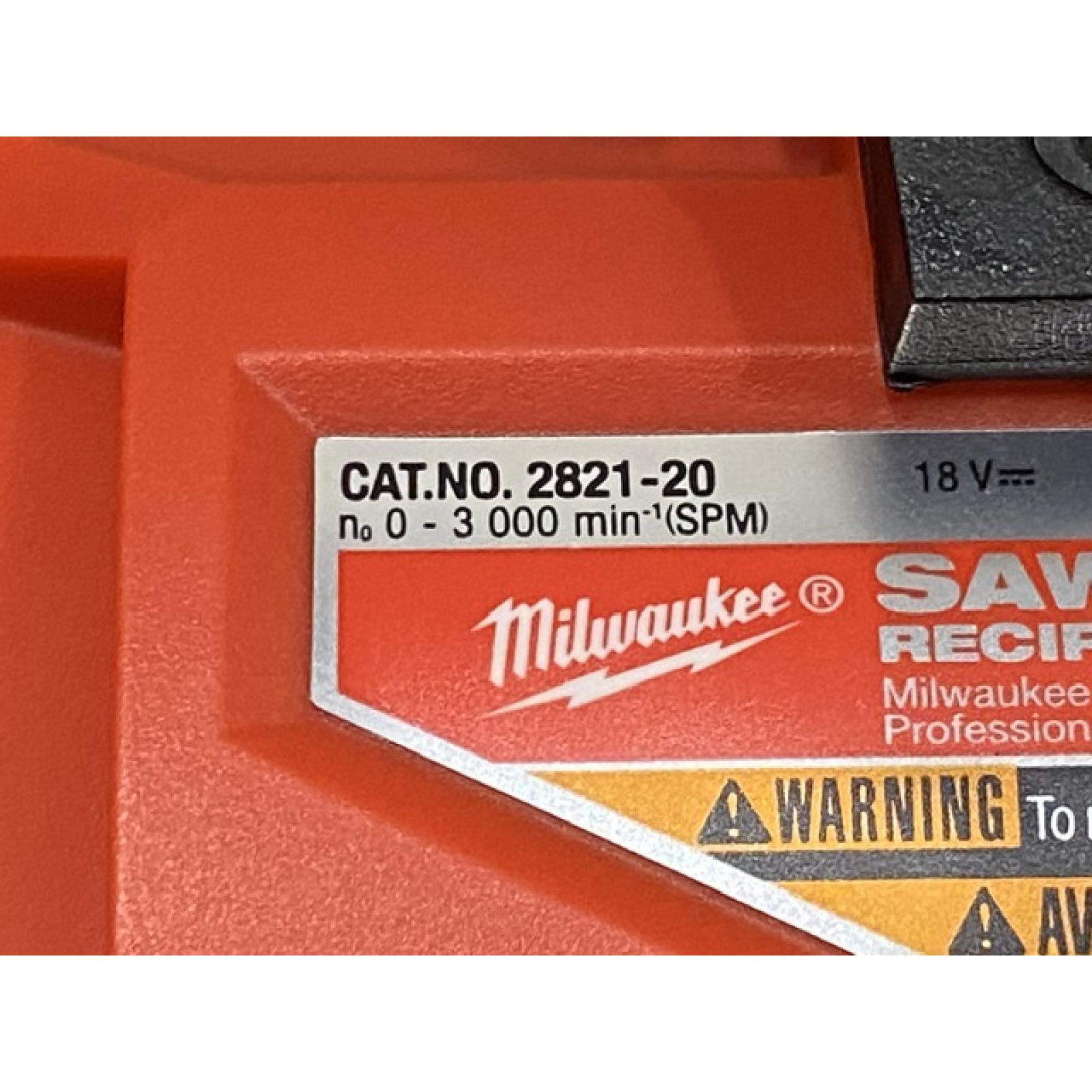 LIKE NEW - Milwaukee FUEL 18V Lithium-Ion Brushless Cordless SAWZALL Reciprocating Saw Kit