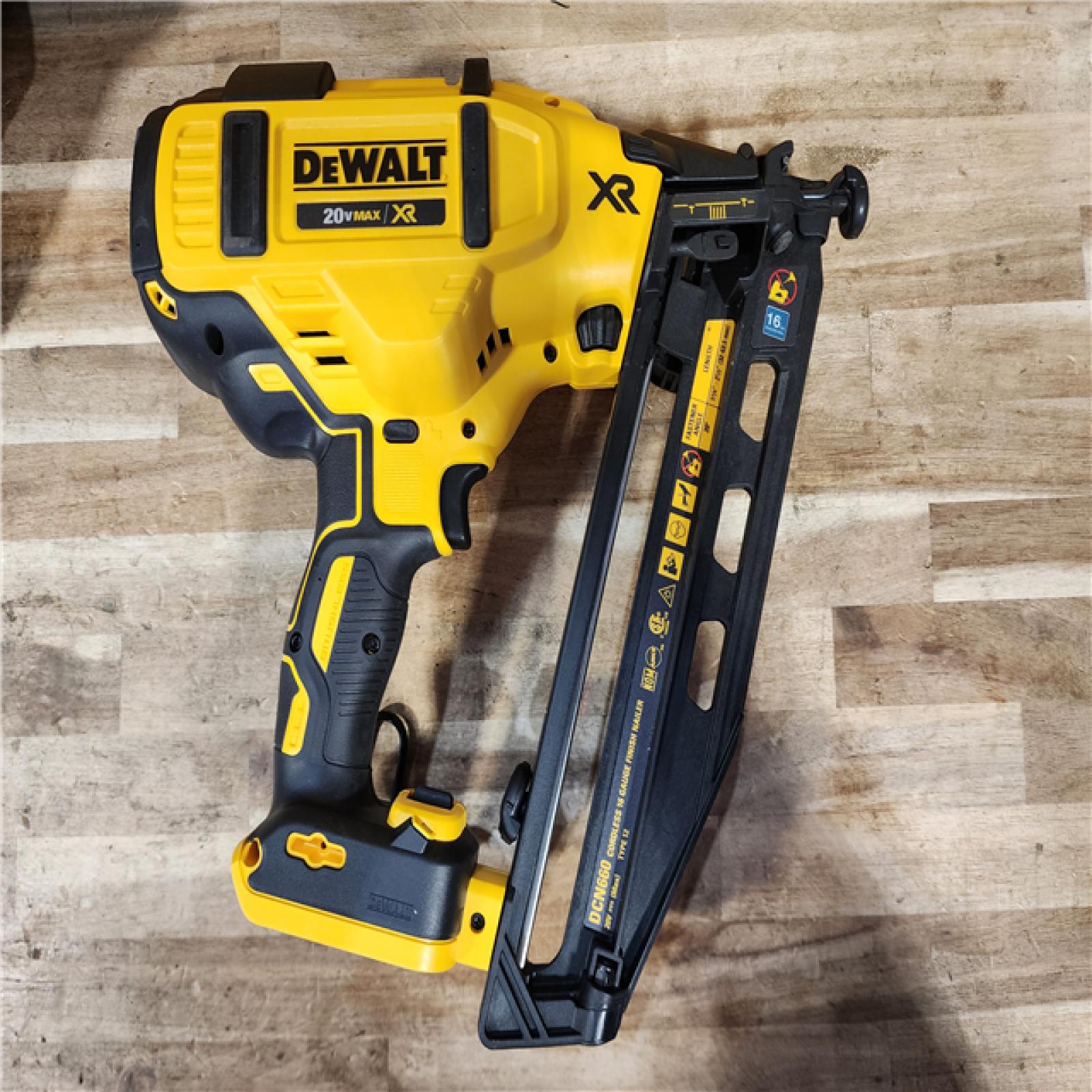 HOUSTON LOCATION - AS-IS DEWALT 20V MAX XR 16-Gauge Electric Cordless Angled Finishing Nailer Kit