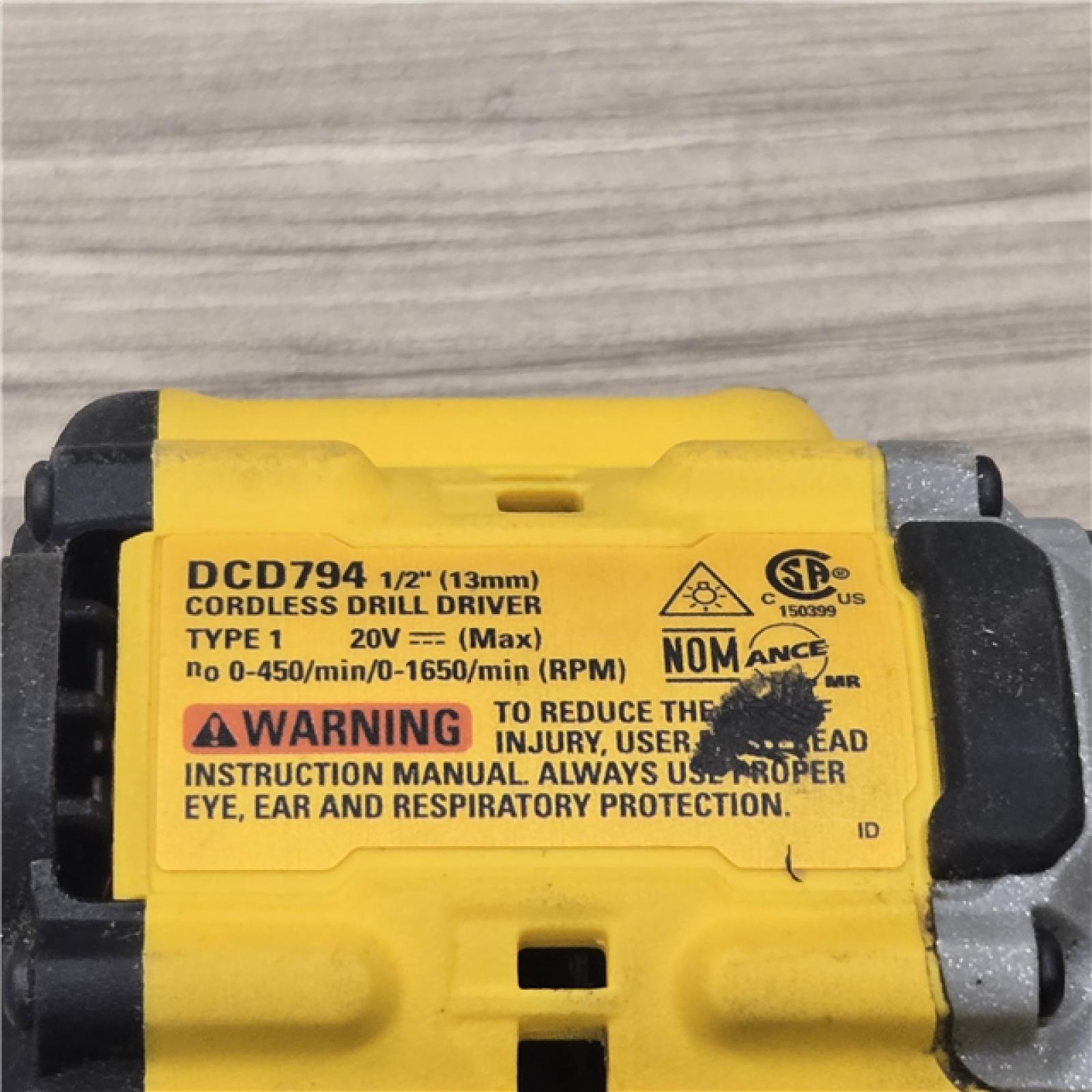 AS-IS DEWALT ATOMIC COMPACT SERIES 20V MAX* Cordless 1/2 Drill/Driver Kit