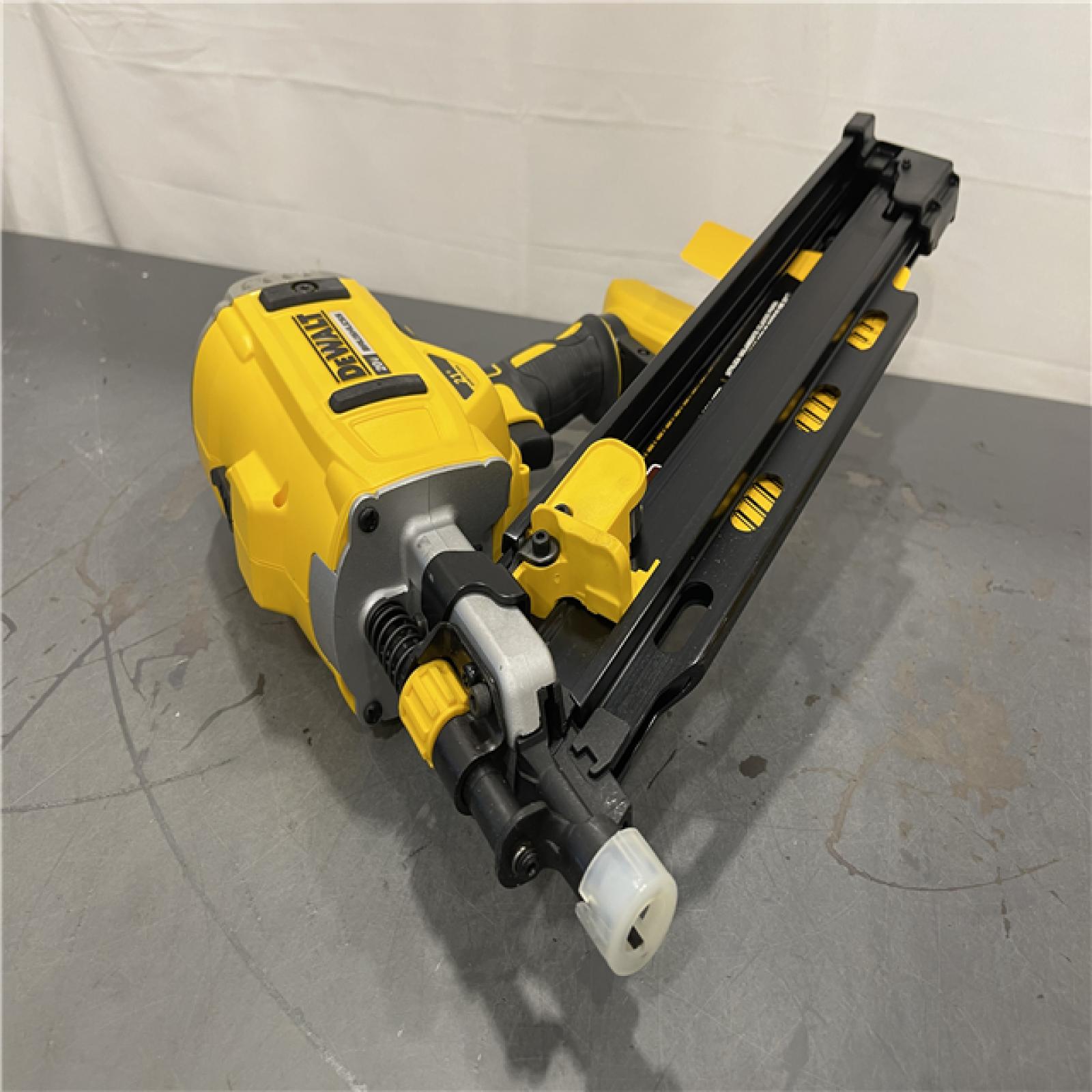 AS-IS - DeWalt 20V MAX XR Lithium-Ion Cordless Brushless 2-Speed 21° Plastic Collated Framing Nailer Kit