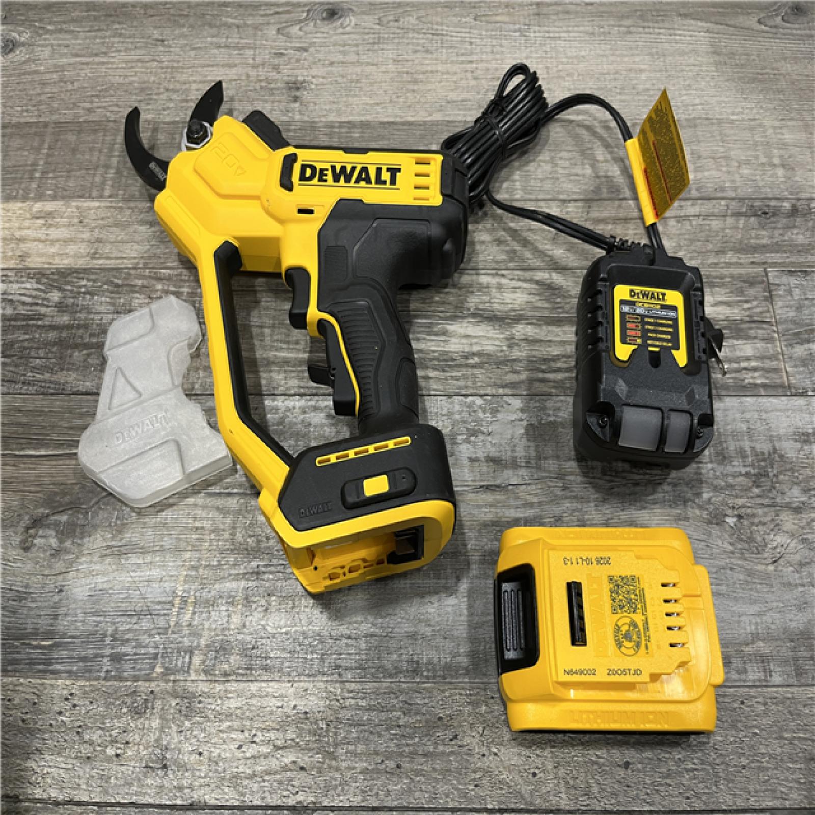 AS-IS DEWALT 20V MAX Cordless Battery Powered Pruner Kit