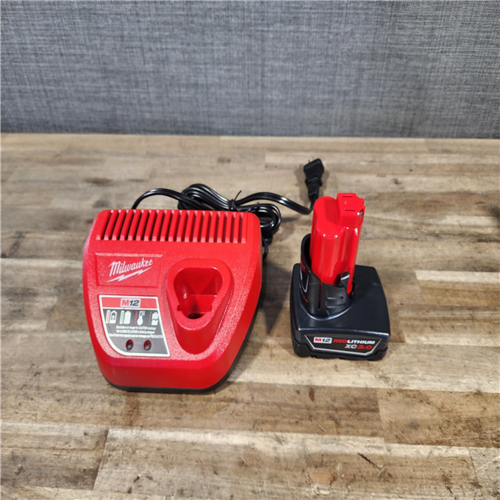 HOUSTON LOCATION - AS-IS Milwaukee Green 125 Ft. Cross Line and Plumb Points Laser Level Kit