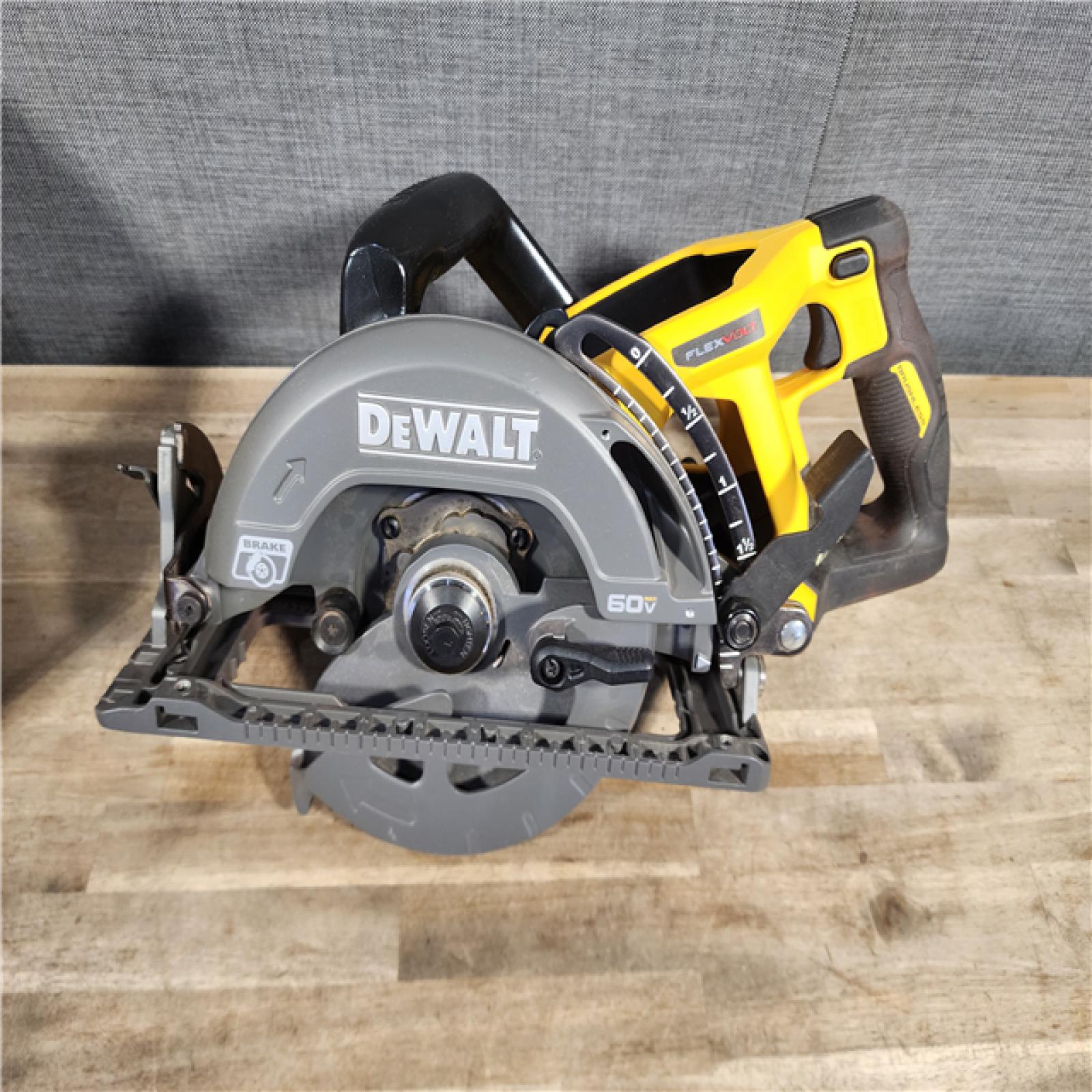 HOUSTON LOCATION - AS-IS DEWALT DCS577X1 60V FLEXVOLT MAX Lithium-Ion 7-1/4 Brushless Cordless Wormdrive Style Circular Saw Kit 9.0 Ah