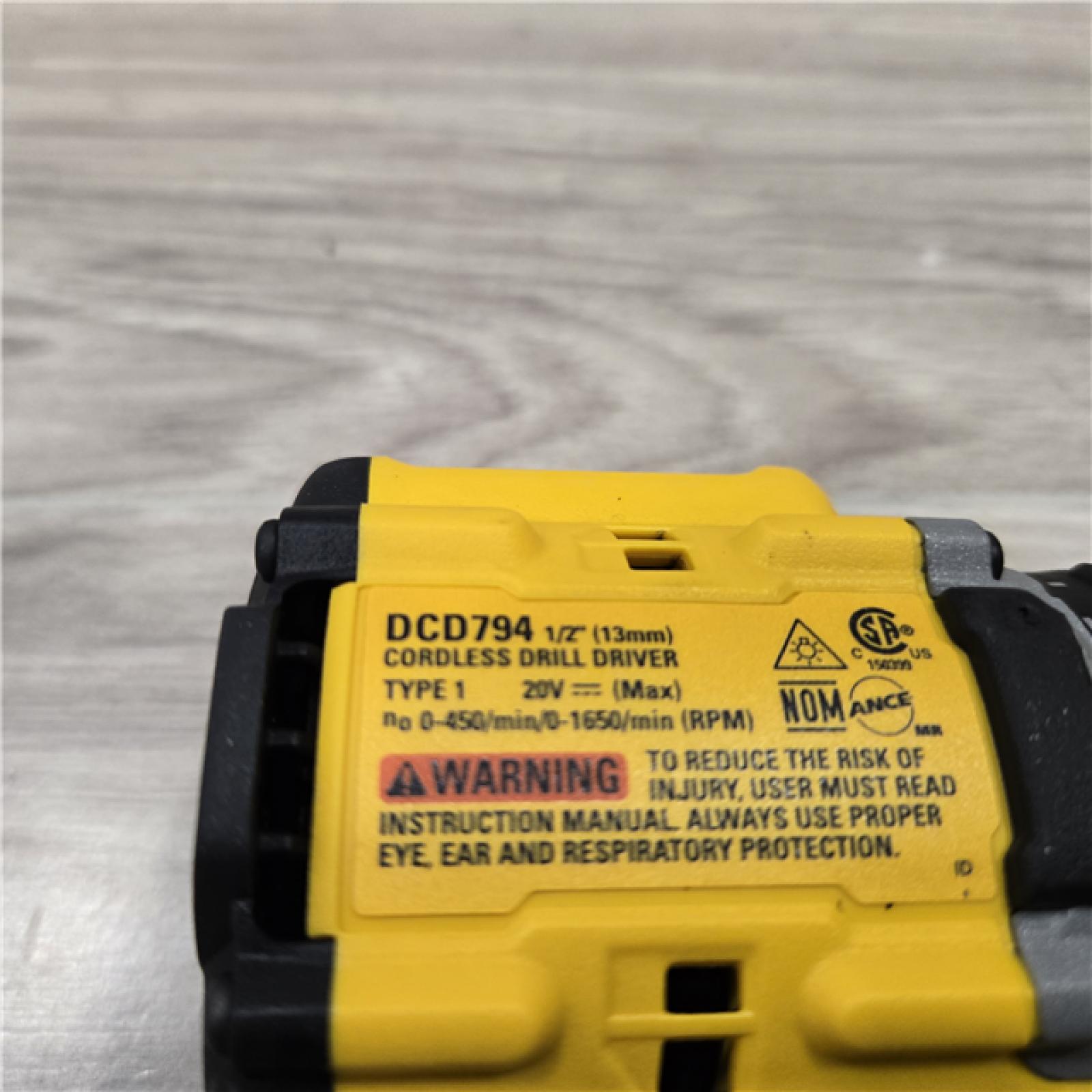 AS-IS DEWALT ATOMIC COMPACT SERIES 20V MAX* Cordless 1/2 Drill/Driver Kit