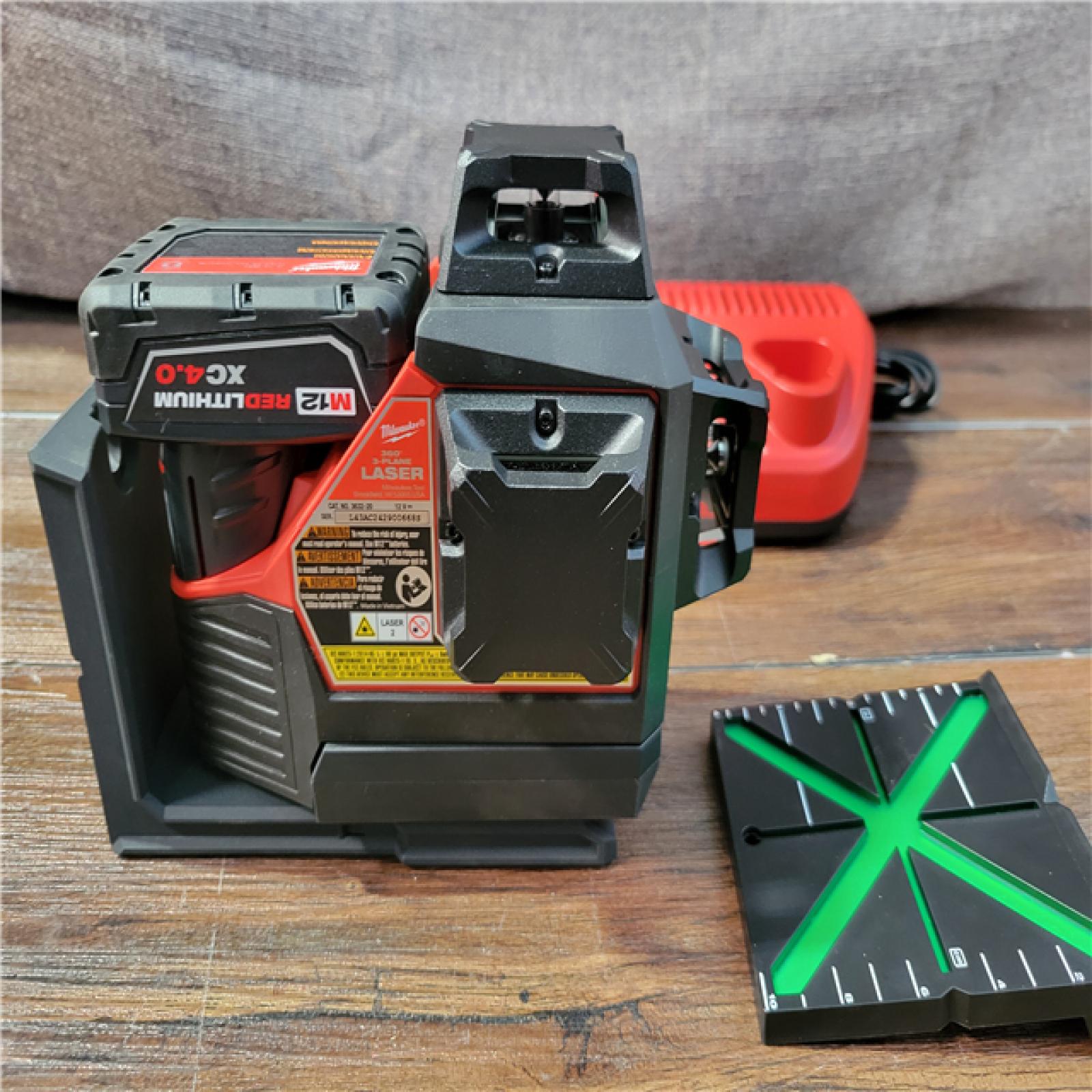 CALIFORNIA AS-IS MILWAUKEE M12 GREEN 360° 3-PLANE LASER KIT