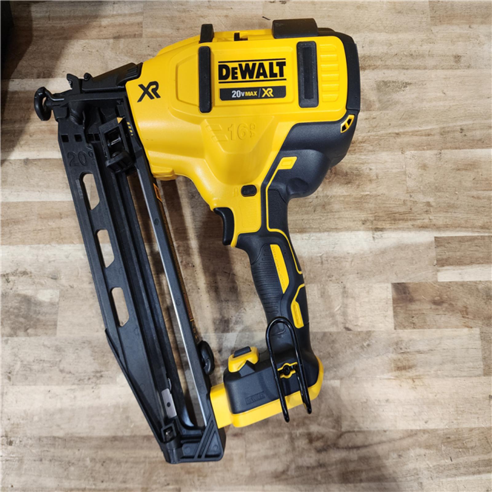 HOUSTON LOCATION - AS-IS DEWALT 20V MAX XR 16-Gauge Electric Cordless Angled Finishing Nailer Kit