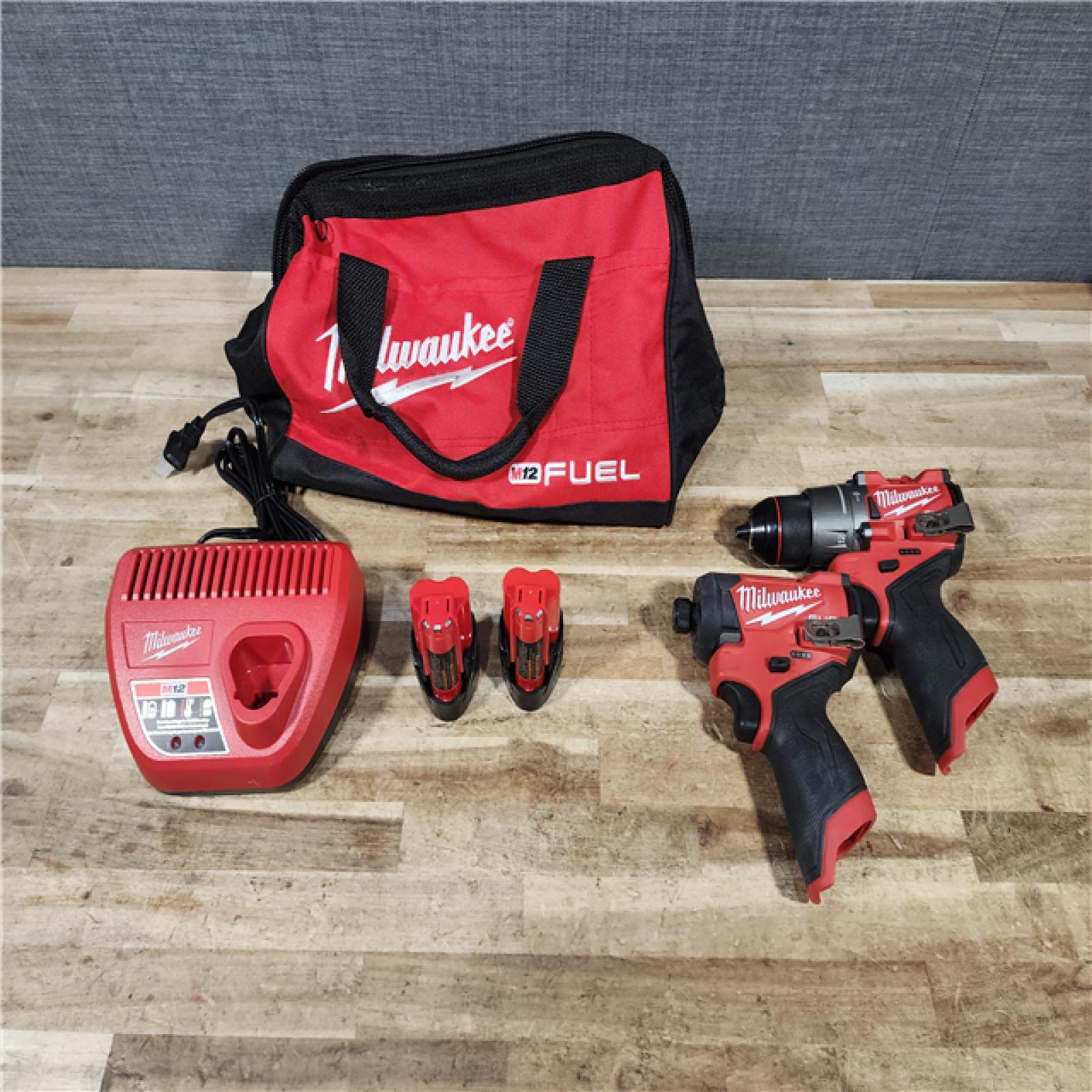 HOUSTON LOCATION - AS - IS Milwaukee 2 Tool Combo Kit W/ (2) Battery & Charger