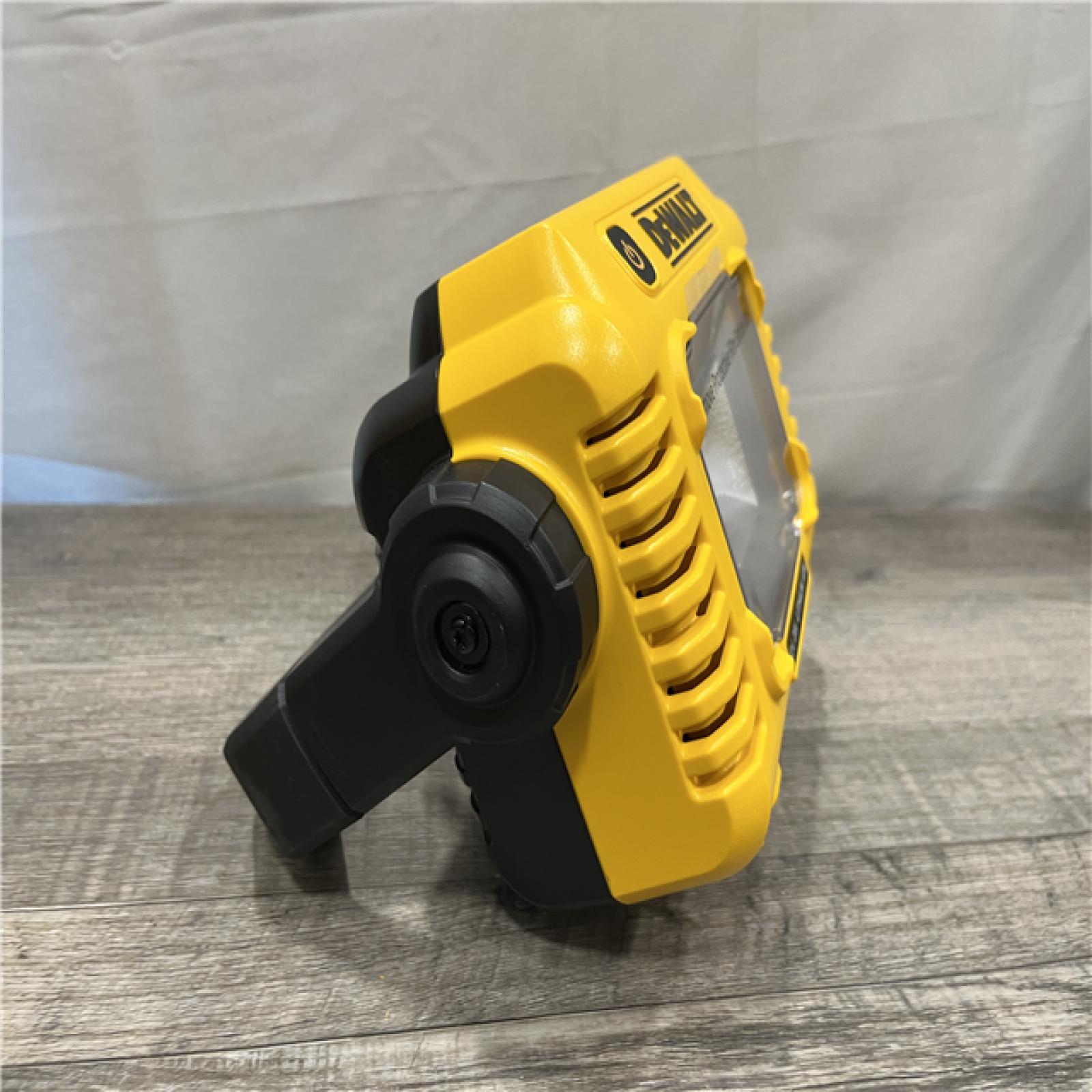 LIKE NEW - DEWALT 20-Volt MAX Lithium-Ion Compact Cordless Task Light Kit