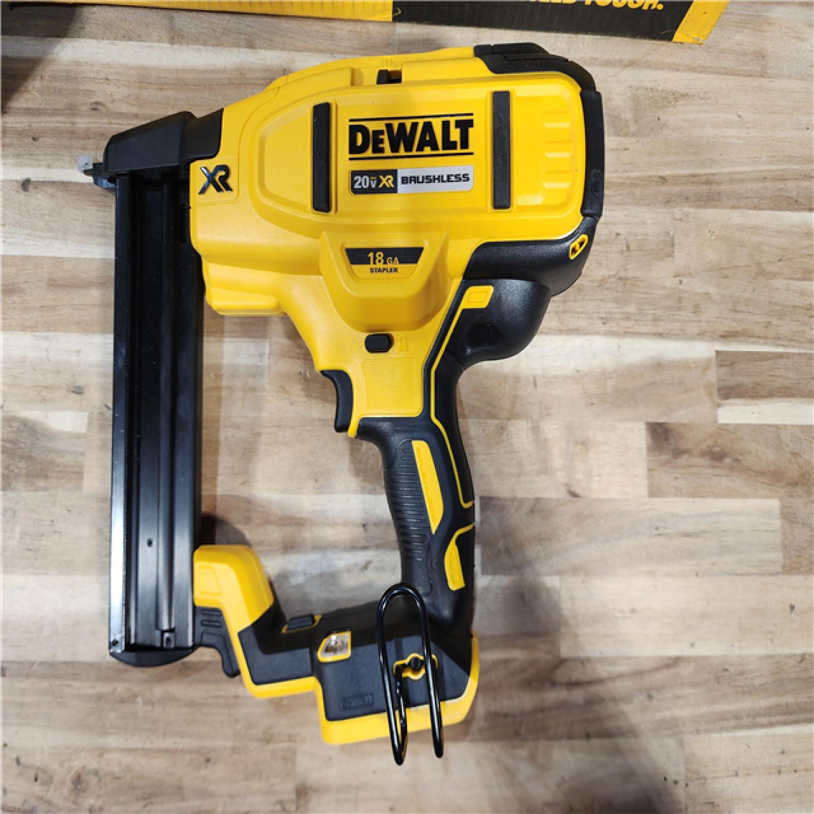 HOUSTON LOCATION - AS-IS DeWALT DCN681D1 20V MAX 18ga Cordless Brushless Narrow Crown Stapler Kit w/ BATTERY & CHARGER