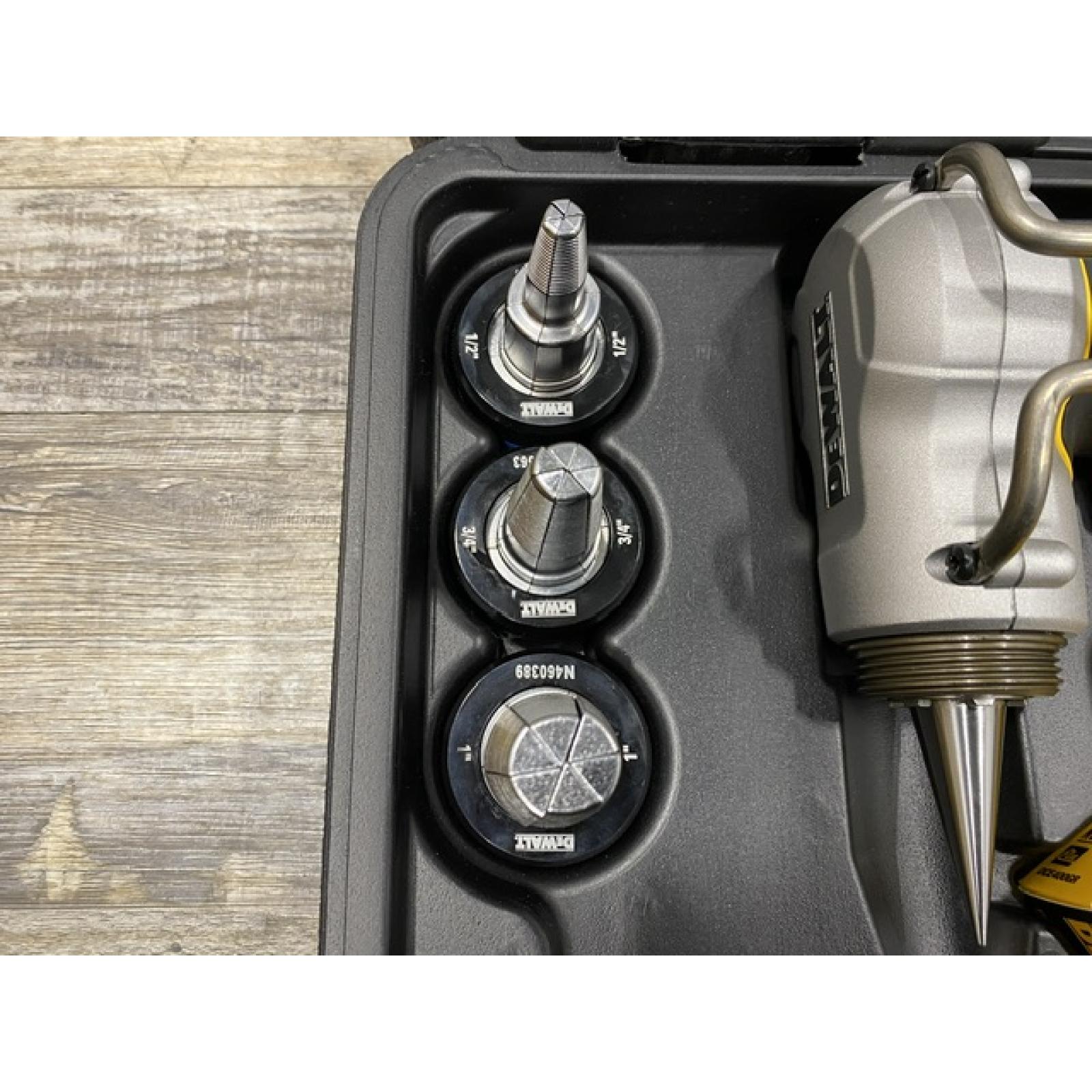 LIKE NEW - DEWALT 20V MAX Cordless 1 in. PEX Expansion Tool Kit