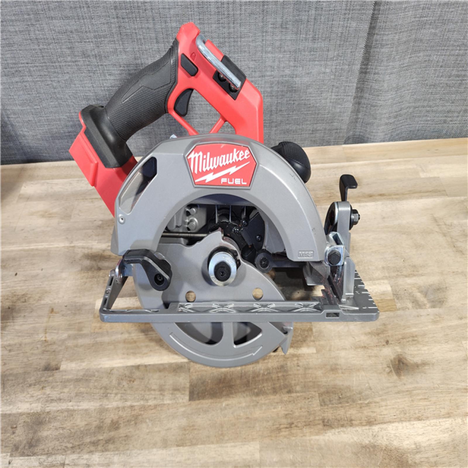 HOUSTON LOCATION - AS-IS Milwaukee Tools M18 FUEL 7-1/4 Circular Saw (Tool Only) 2834-20