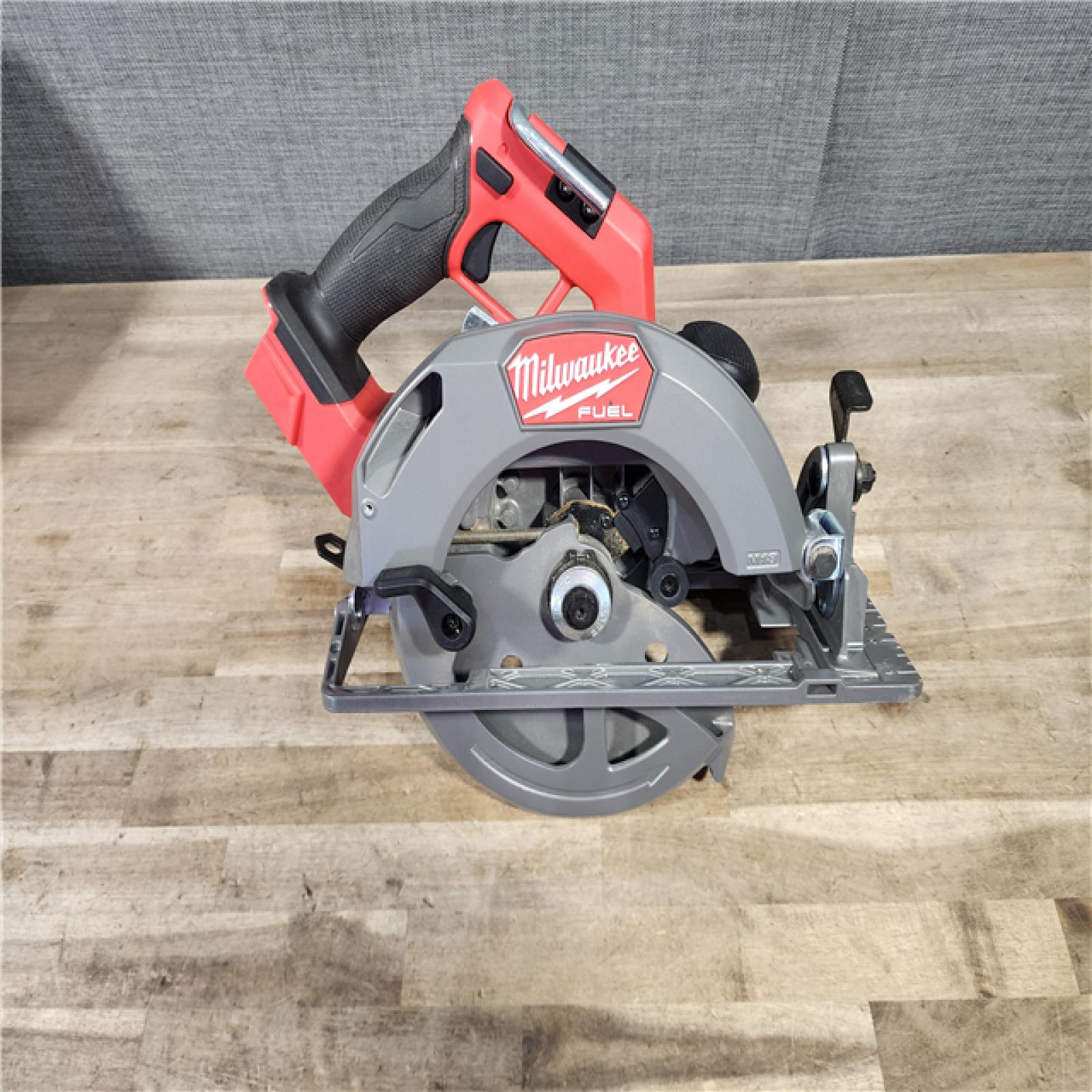HOUSTON LOCATION - AS-IS Milwaukee M18 FUEL 7-1/4 Inch Circular Saw (Bare Tool)