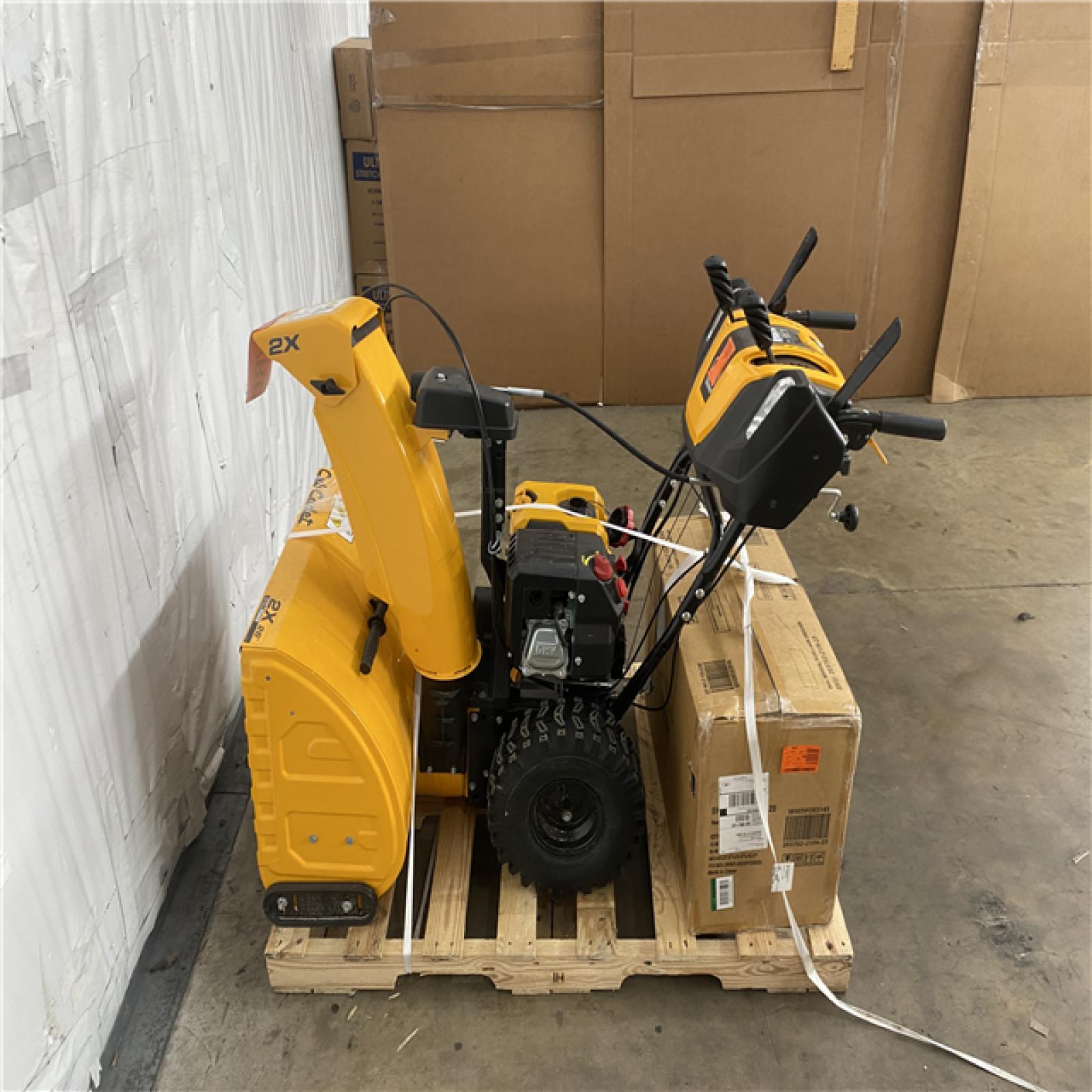 Houston Location - AS-IS Outdoor Pallet CLUB Cadet Snowblower