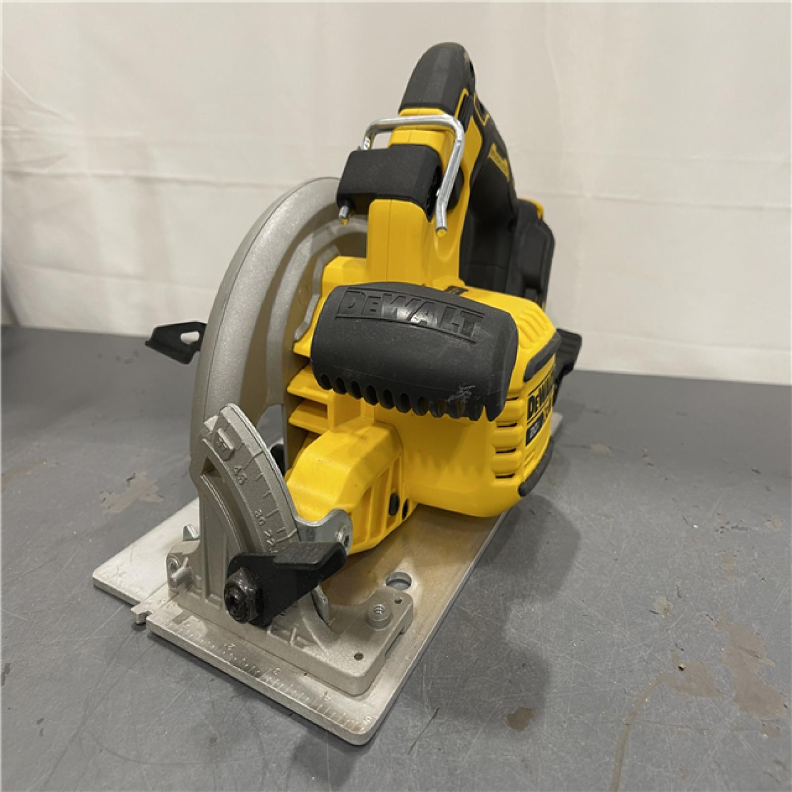AS-IS - DEWALT 20-Volt MAX 7-1/4 in. Cordless Circular Saw