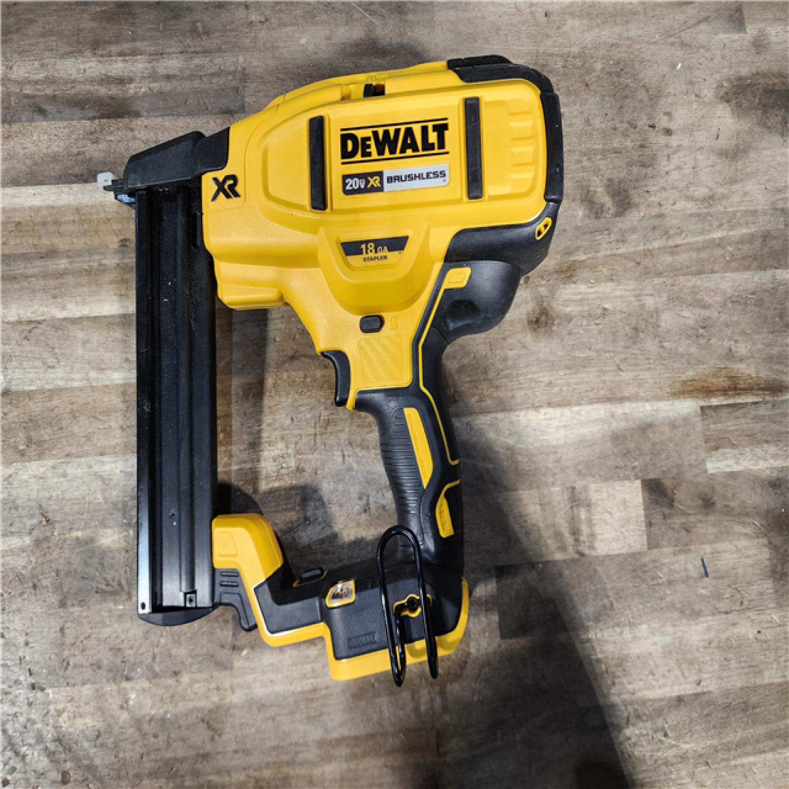 HOUSTON LOCATION - AS-IS DeWALT DCN681D1 20V MAX 18ga Cordless Brushless Narrow Crown Stapler Kit w/ BATTERY & CHARGER