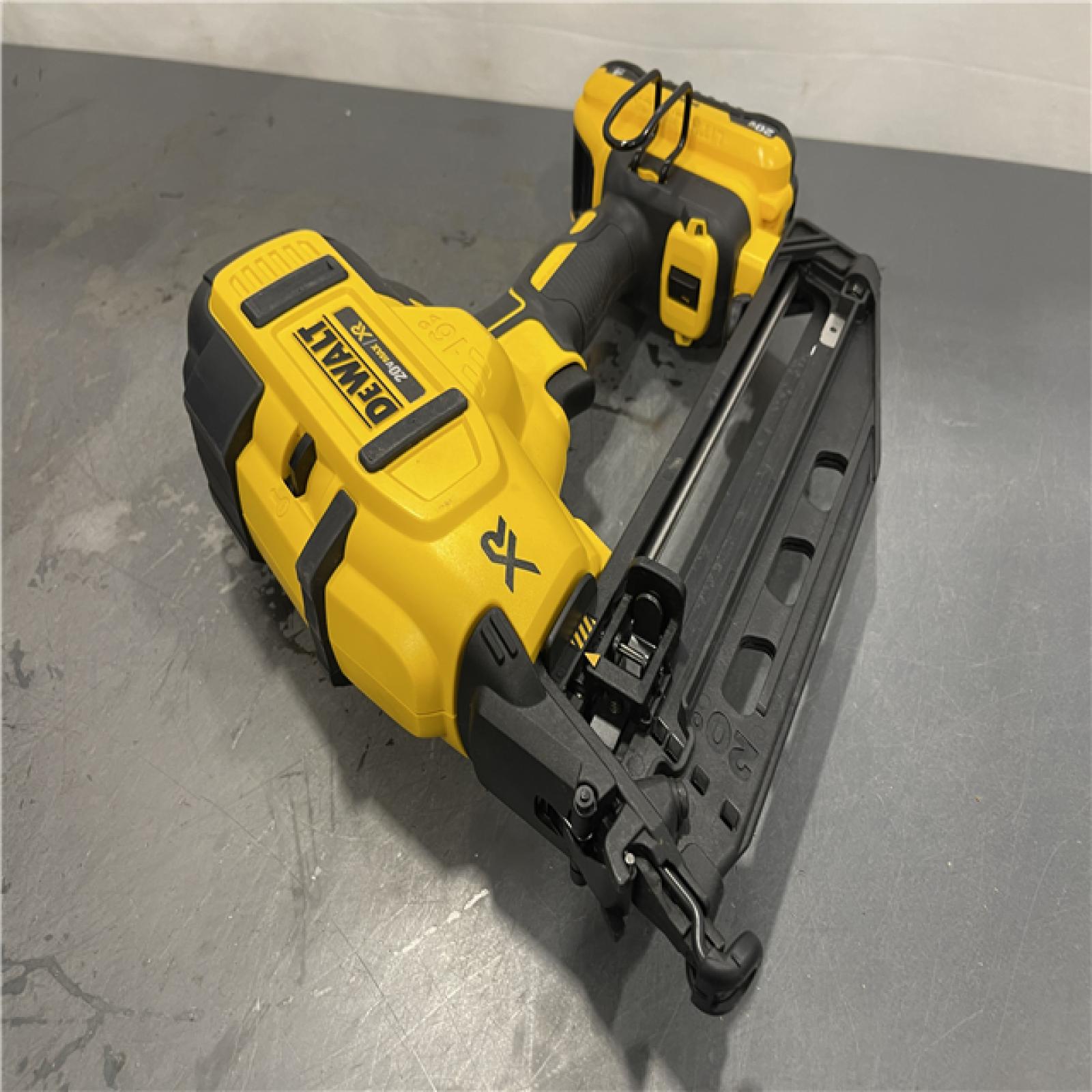 AS-IS - DeWalt 20V MAX XR Lithium-Ion Cordless 16-Gauge Angled Finish Nailer Kit