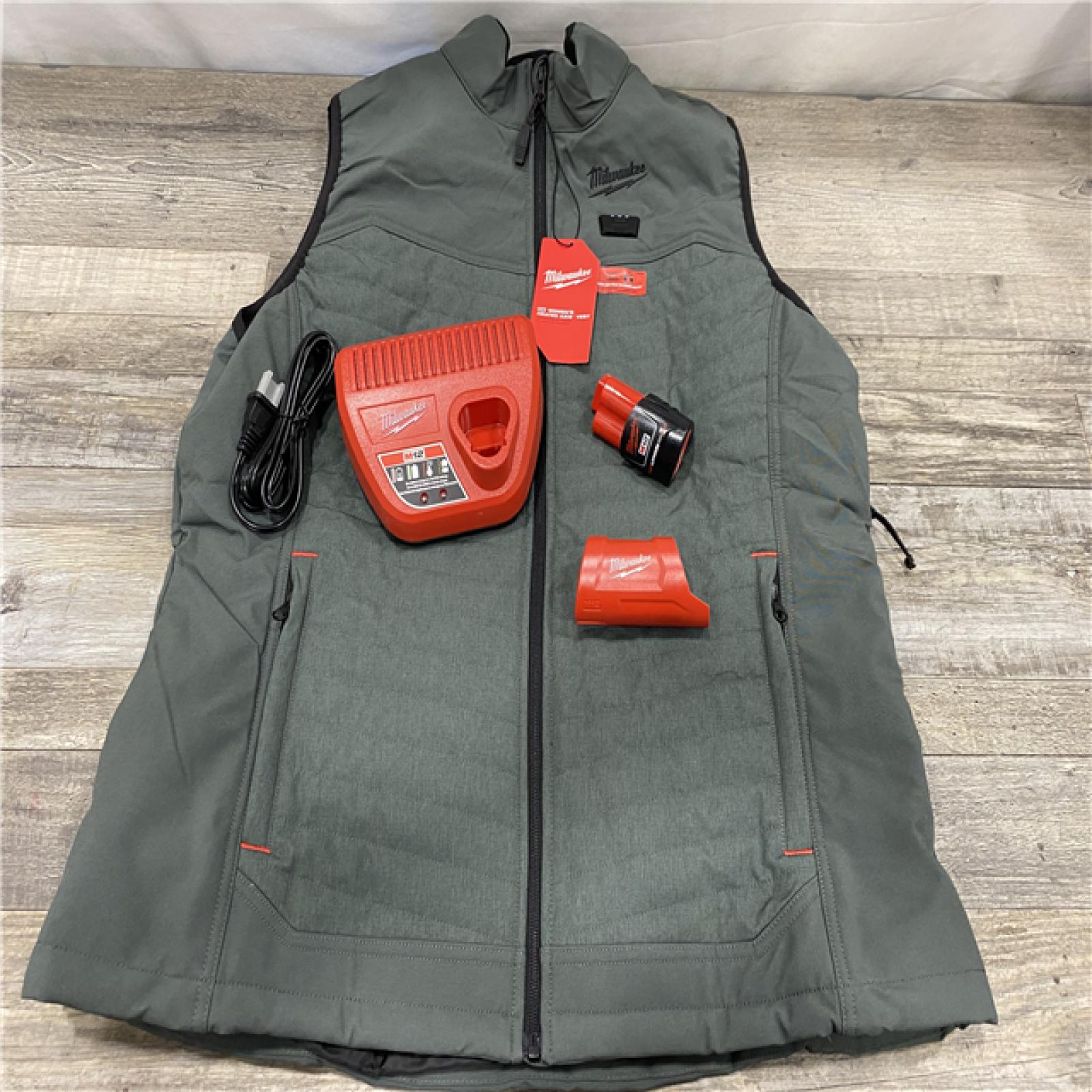 AS-IS Milwaukee Women's X-Large 12V Lithium-Ion Cordless AXIS Green Heated Vest Kit