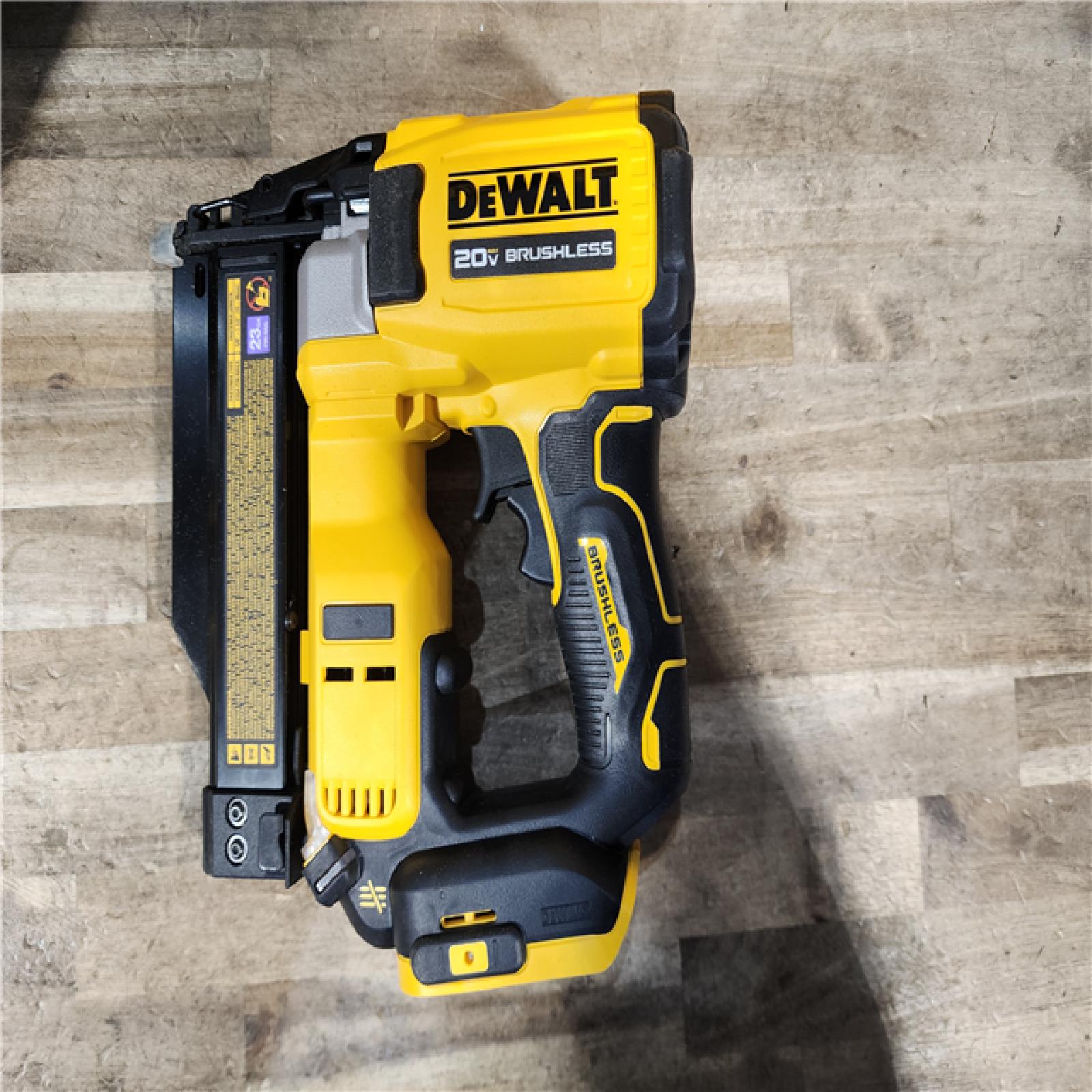 HOUSTON LOCATION - AS-IS DEWALT ATOMIC 20V MAX Lithium Ion Cordless 23 Gauge Pin Nailer Kit