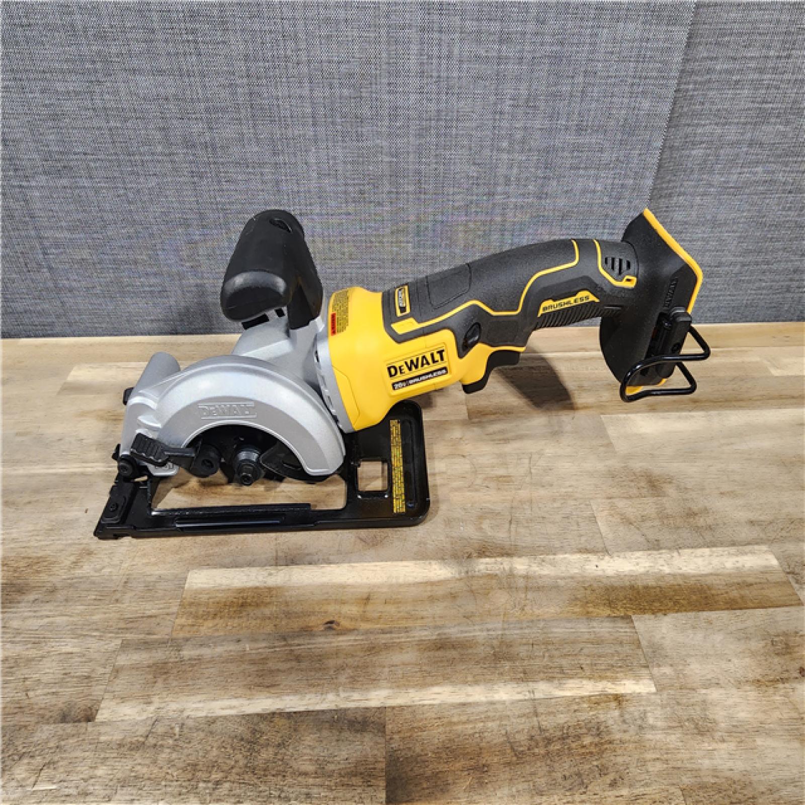 HOUSTON LOCATION - AS-IS DEWALT ATOMIC 20V MAX Cordless Brushless 4-1/2 in. Circular Saw (Tool Only)