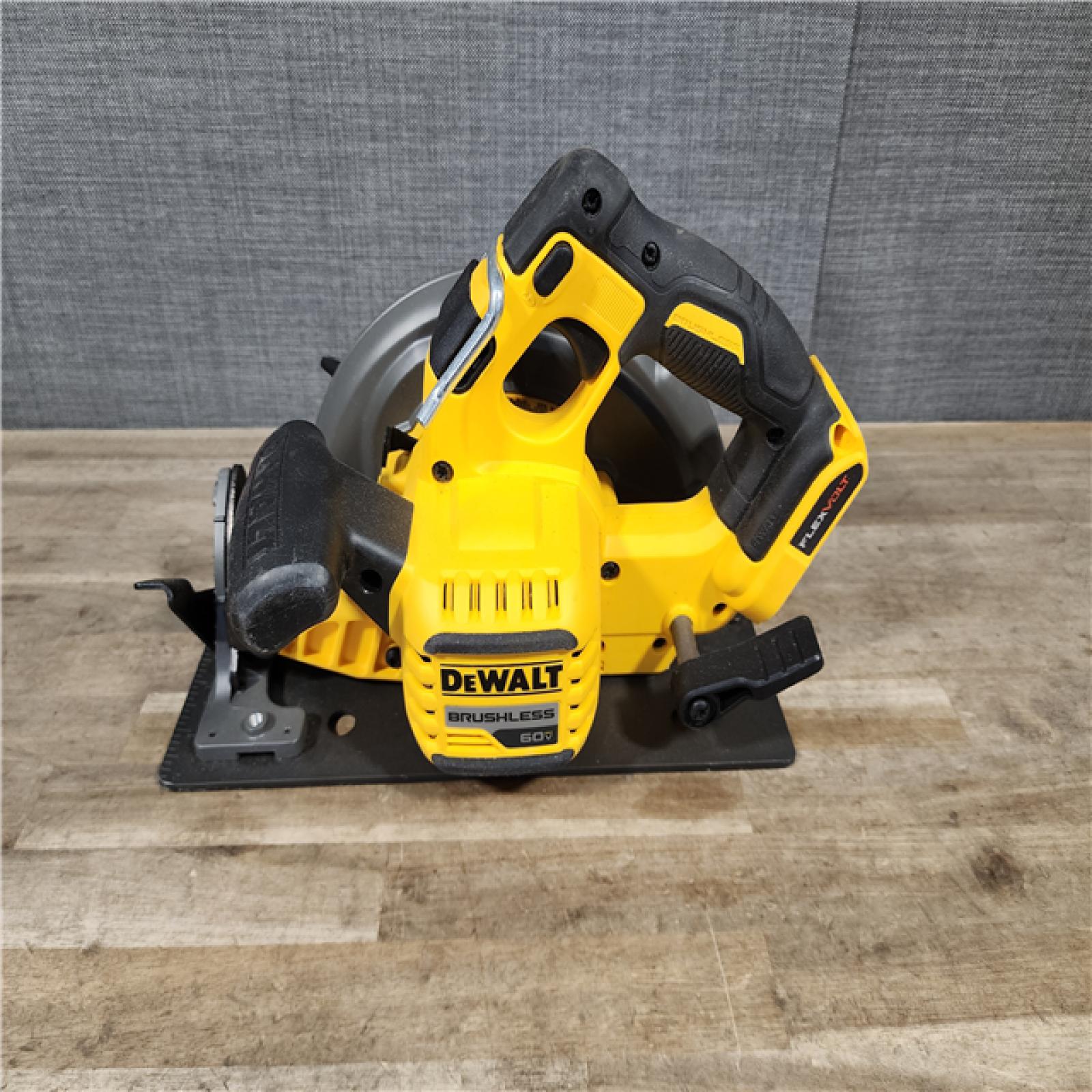HOUSTON LOCATION - AS-IS DeWALT Flexvolt Max 7-1/4 60V Brushless Circular Saw (Tool Only)