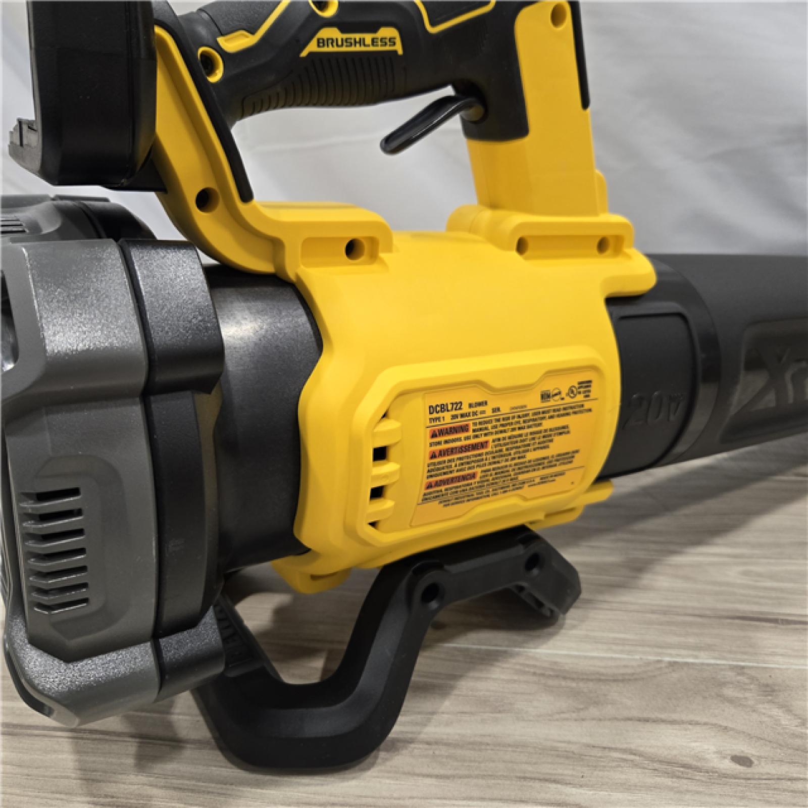 LIKE NEW! - DEWALT 20V MAX Cordless String Trimmer & Blower Combo Kit