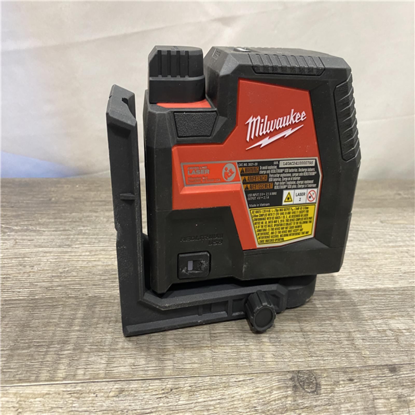 AS-IS Milwaukee 100 ft. REDLITHIUM Lithium-Ion USB Green Rechargeable Cross Line Laser Level Kit
