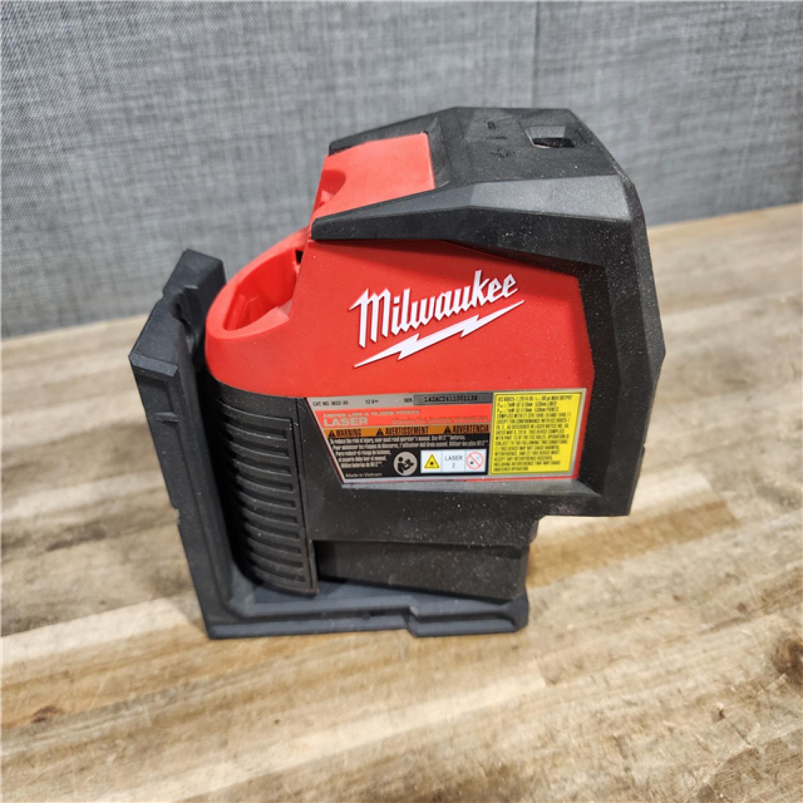 HOUSTON LOCATION - AS-IS Milwaukee Green 125 Ft. Cross Line and Plumb Points Laser Level Kit