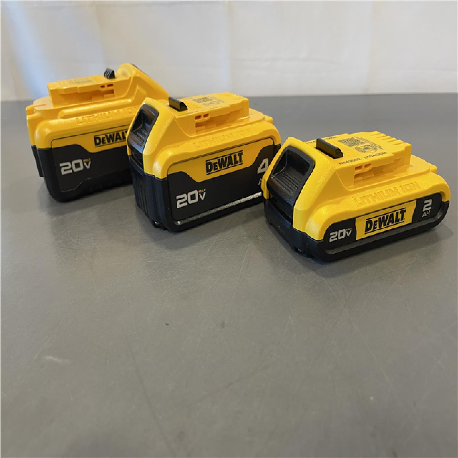 Like New! - DEWALT 20V MAX Battery Lithium Ion 3 Pack
