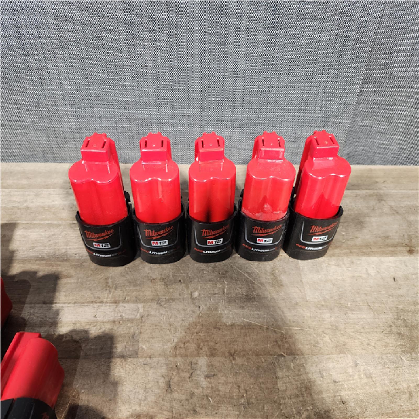 HOUSTON LOCATION - AS-IS MILWAUKEE BATTERY PACK QTY - 15
