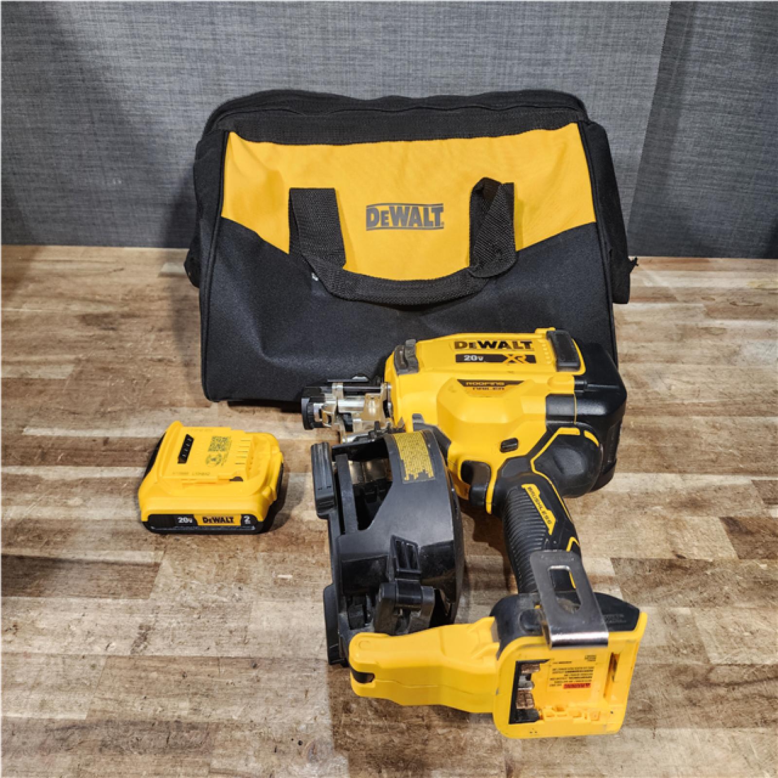 Houston Location AS-IS DEWALT 20V MAX Lithium-Ion 15-Degree Electric Cordless Roofing Nailer Kit