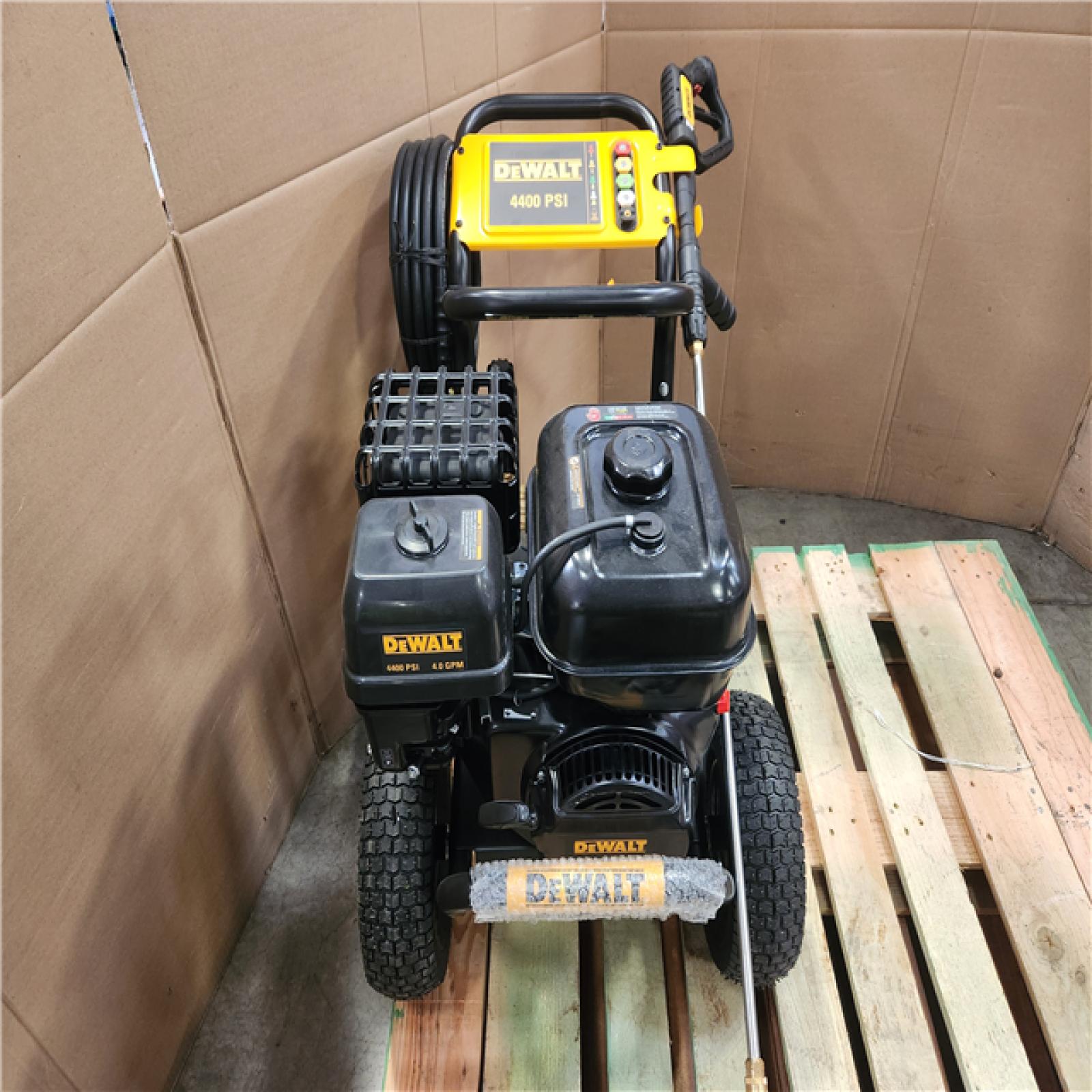 Phoenix DEWALT 4400 PSI 4.0 GPM Cold Water Gas Pressure Washer