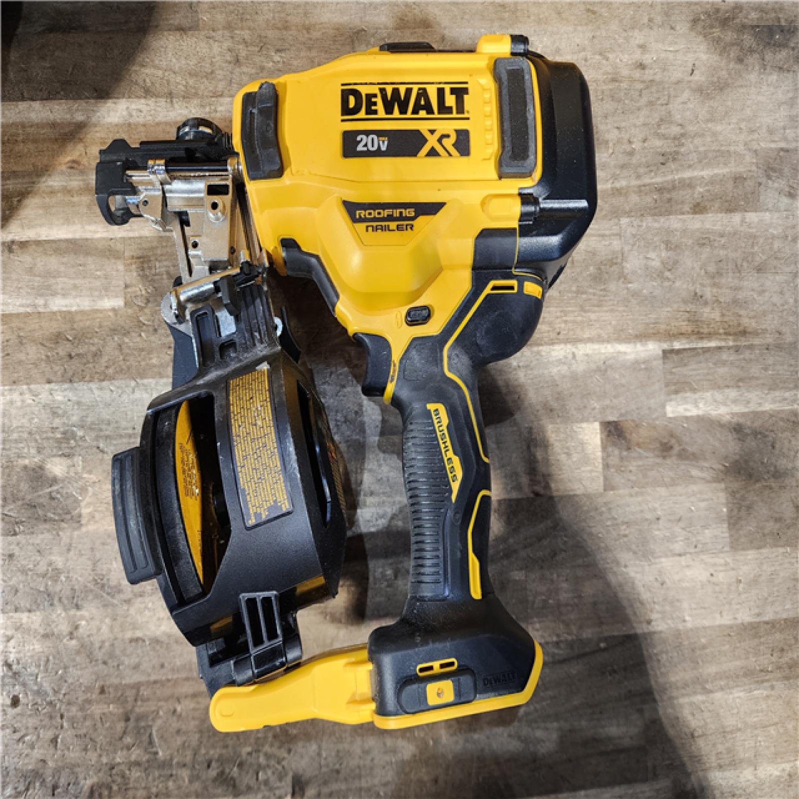 HOUSTON LOCATION - AS-IS DEWALT 20V MAX Lithium-Ion 15-Degree Electric Cordless Roofing Nailer Kit