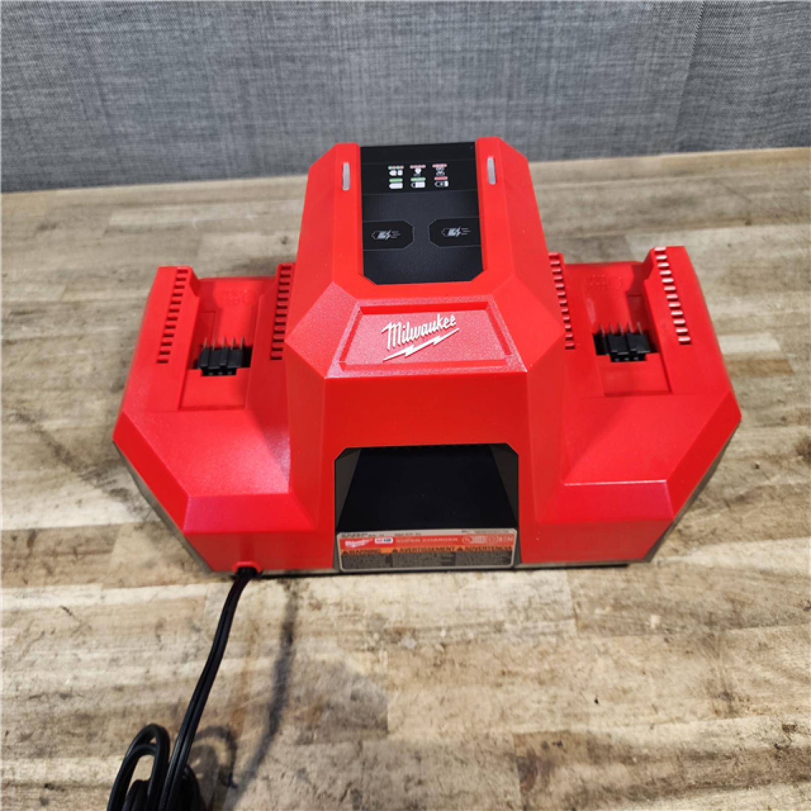 HOUSTON LOCATION - AS-IS (APPEARS LIKE NEW) Milwaukee M18 18V Dual Bay Simultaneous Super Charger