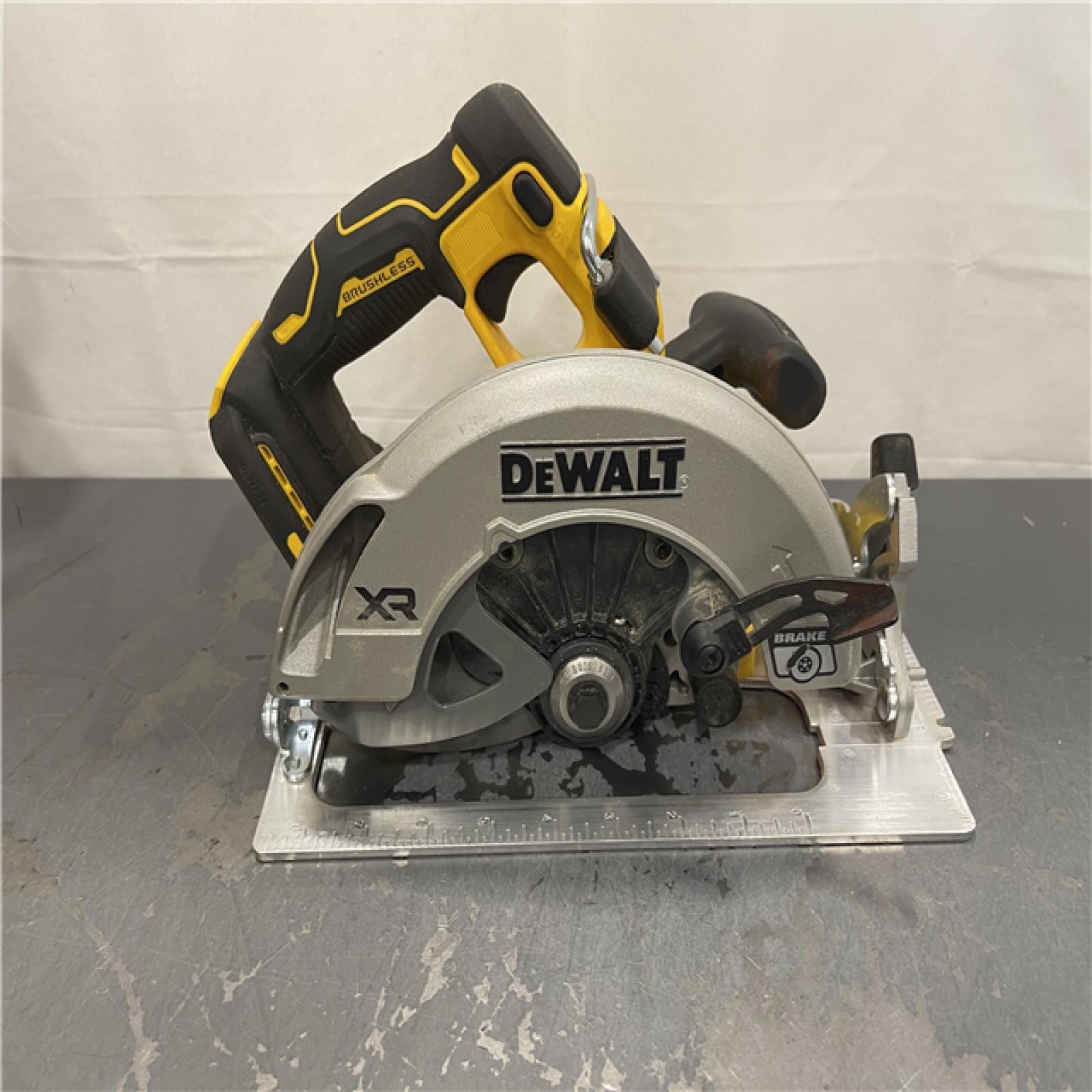AS-IS - DEWALT 20-Volt MAX 7-1/4 in. Cordless Circular Saw
