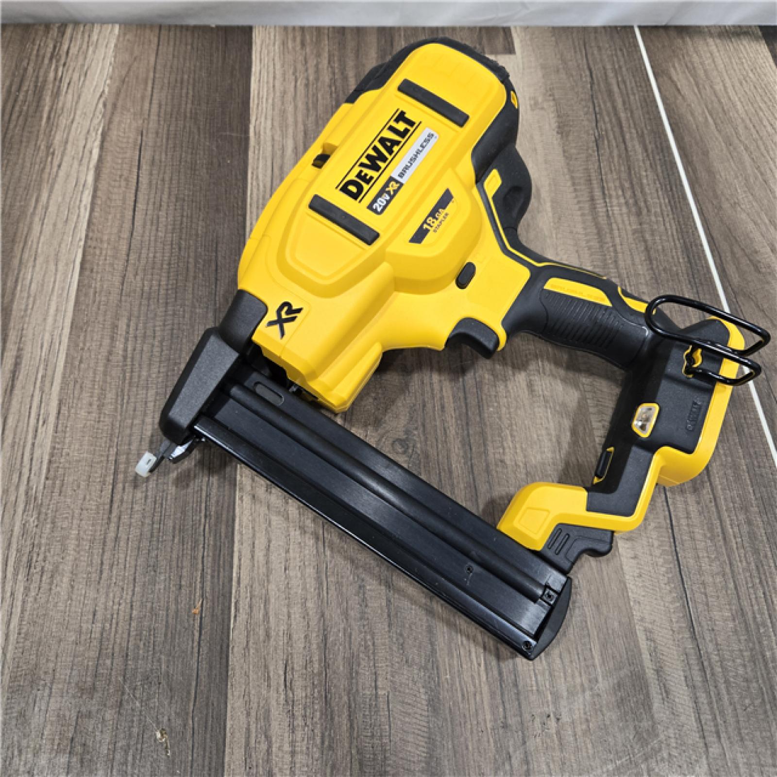 GOOD DEWALT DCN681D1 20V 18Ga Stapler Kit